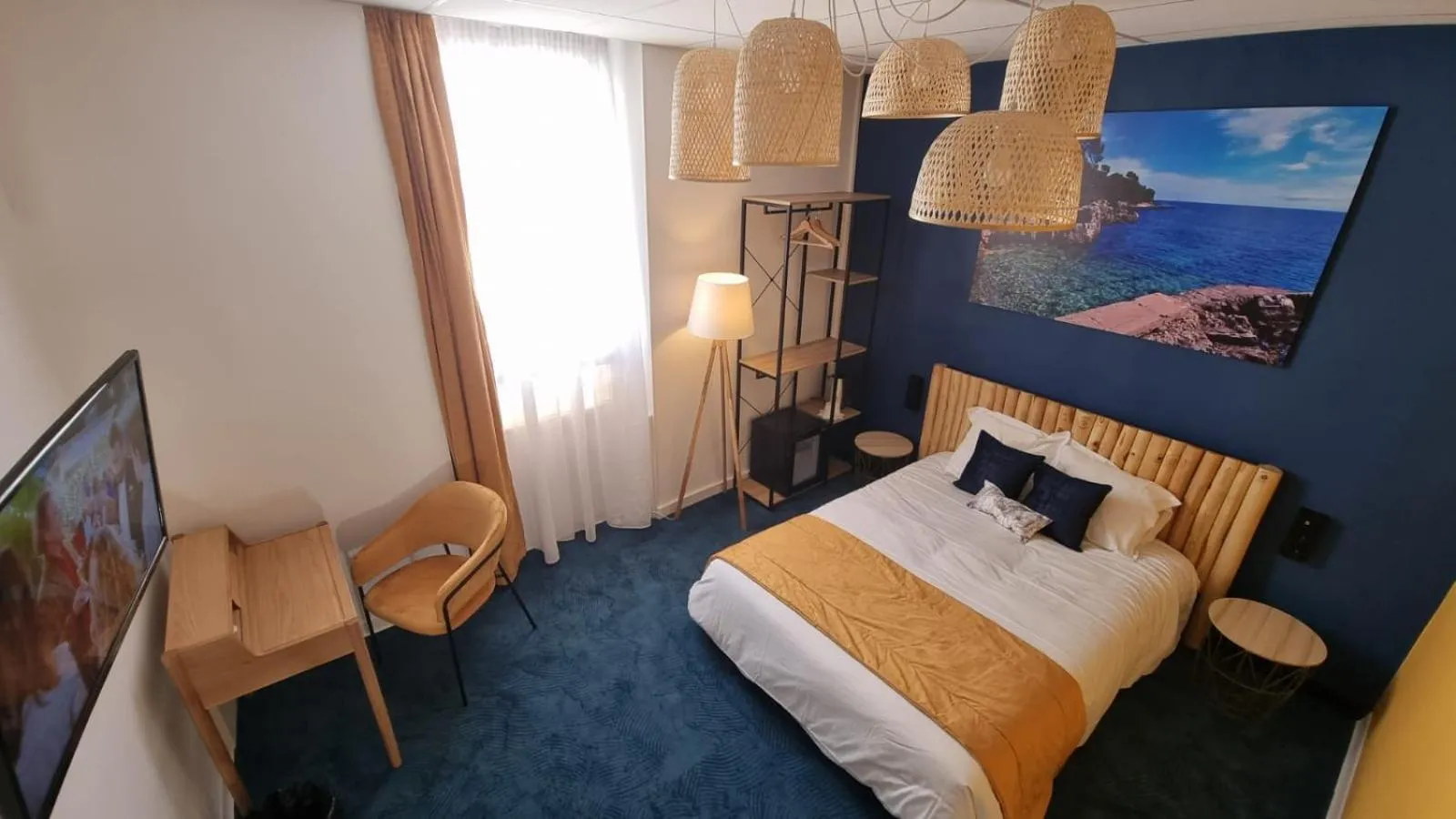 Photo of the whole room, Bed in Charlie's Hôtel Cannes