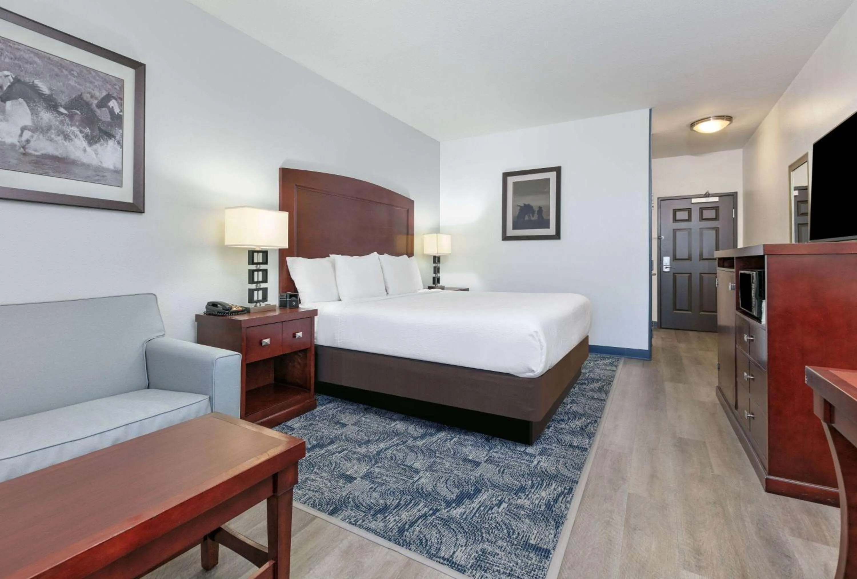 Photo of the whole room, Bed in La Quinta by Wyndham Fort Worth NE Mall