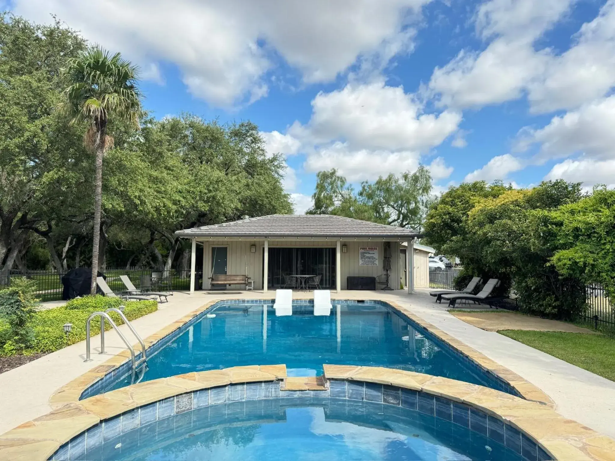 Apartment with Pool View in Live Oaks Bed and Breakfast Apartment with Pool View in Live Oaks Bed and Breakfast
