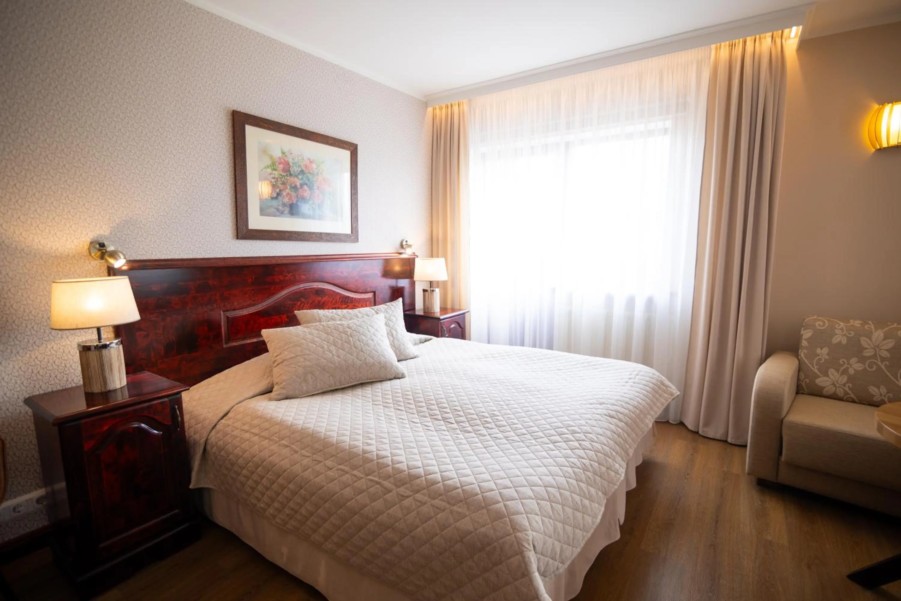 Photo of the whole room, Bed in Hotel Legend