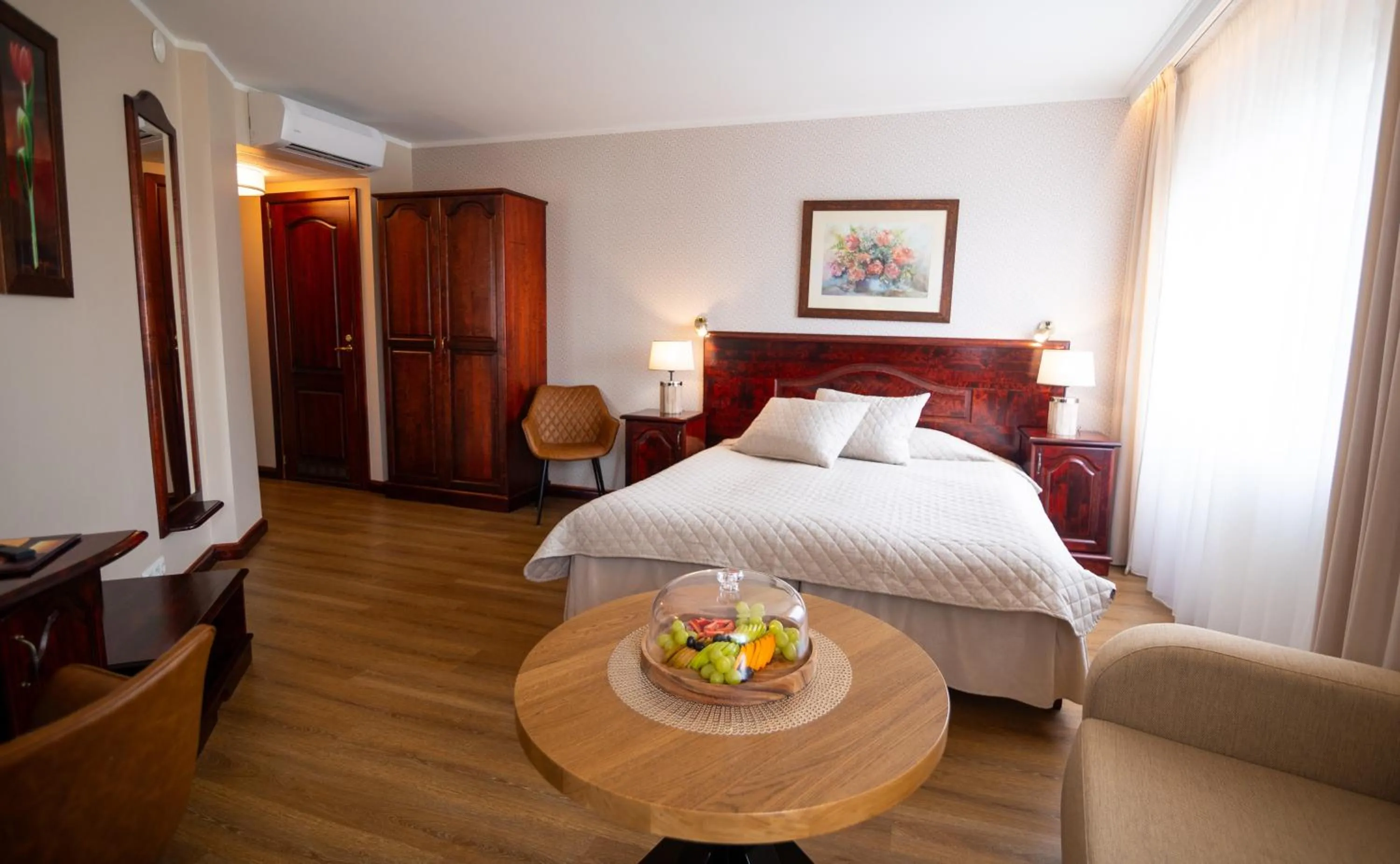 Photo of the whole room, Bed in Hotel Legend