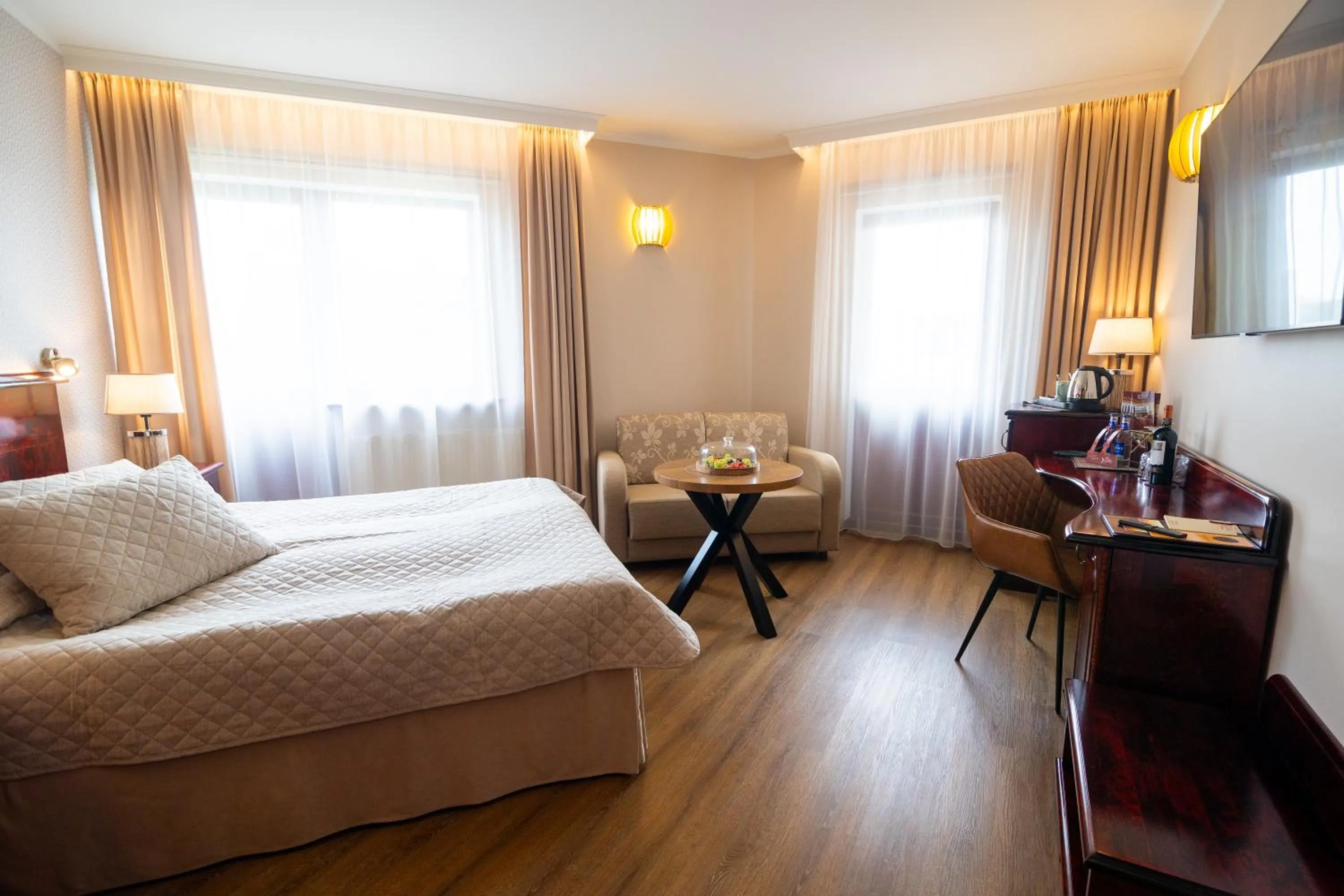 Photo of the whole room, Bed in Hotel Legend