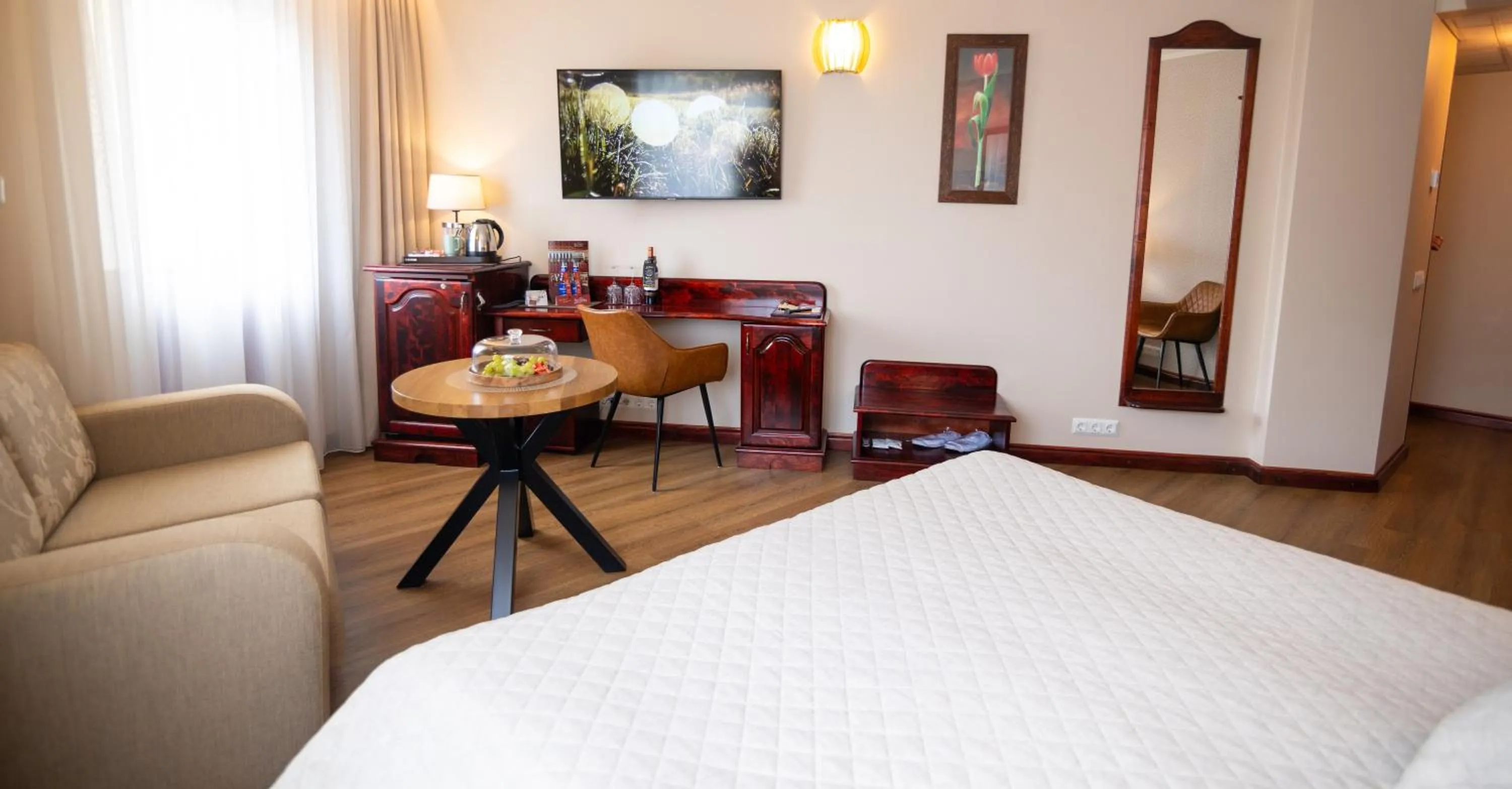 Photo of the whole room, Bed in Hotel Legend