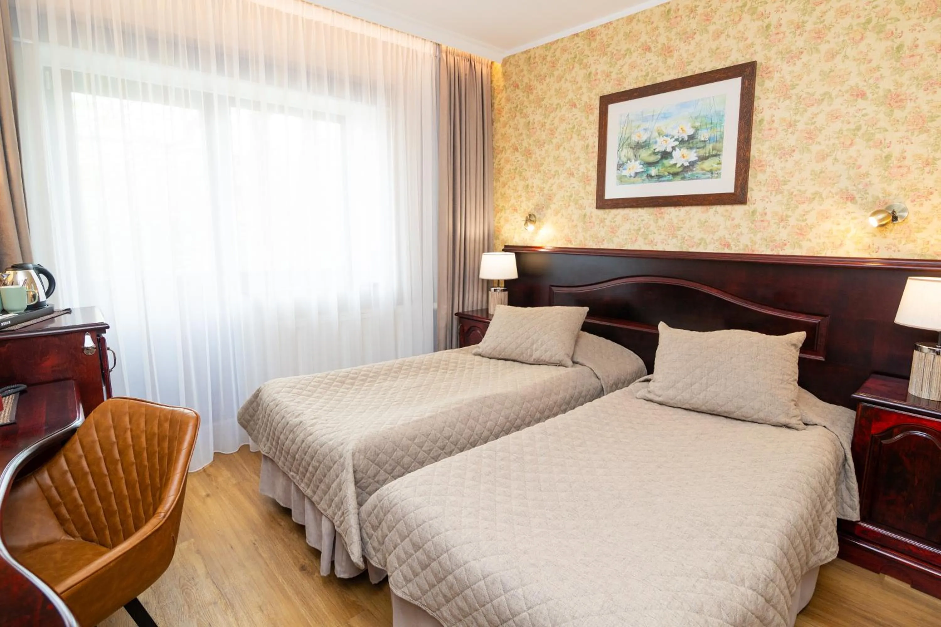 Photo of the whole room, Bed in Hotel Legend