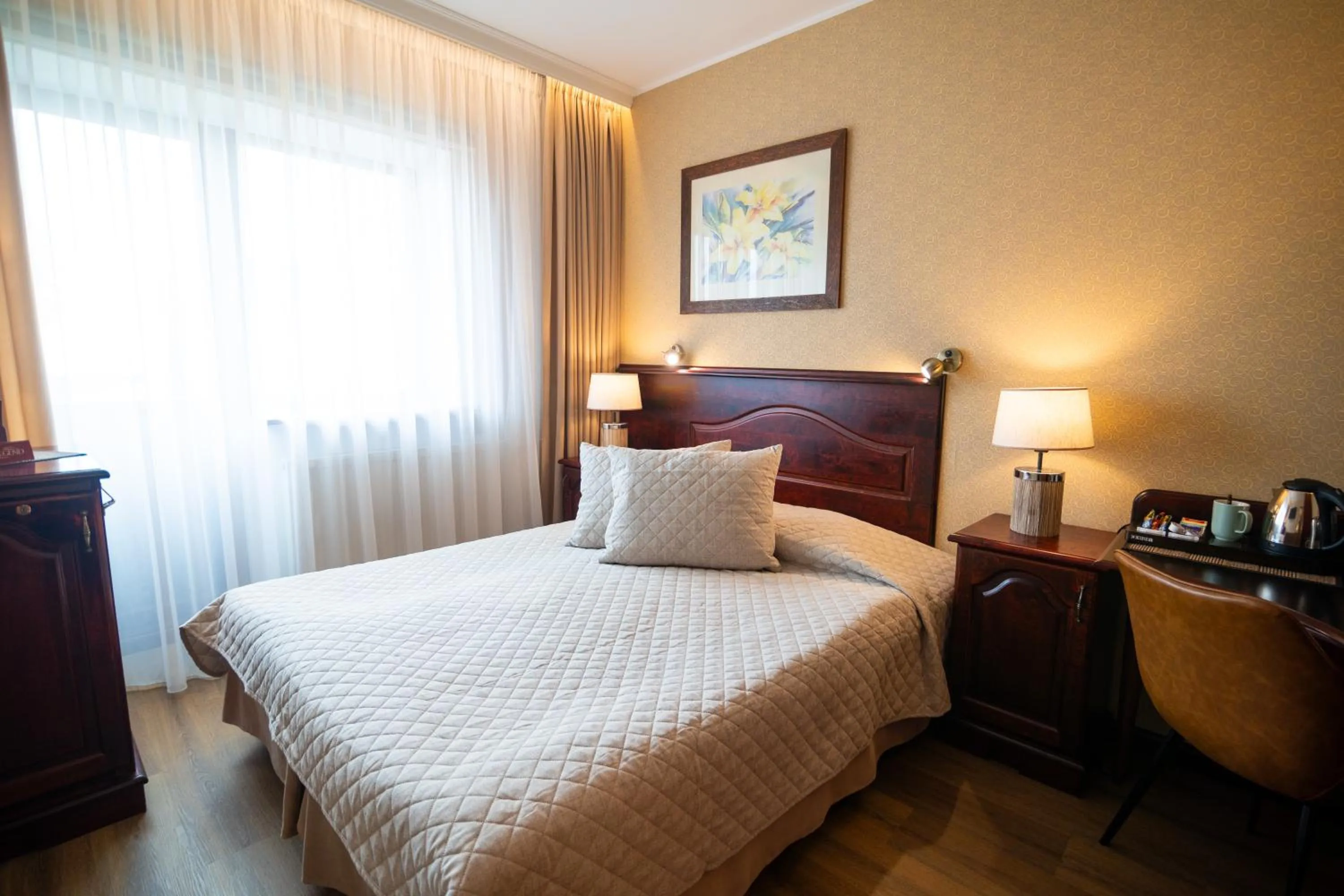 Photo of the whole room, Bed in Hotel Legend