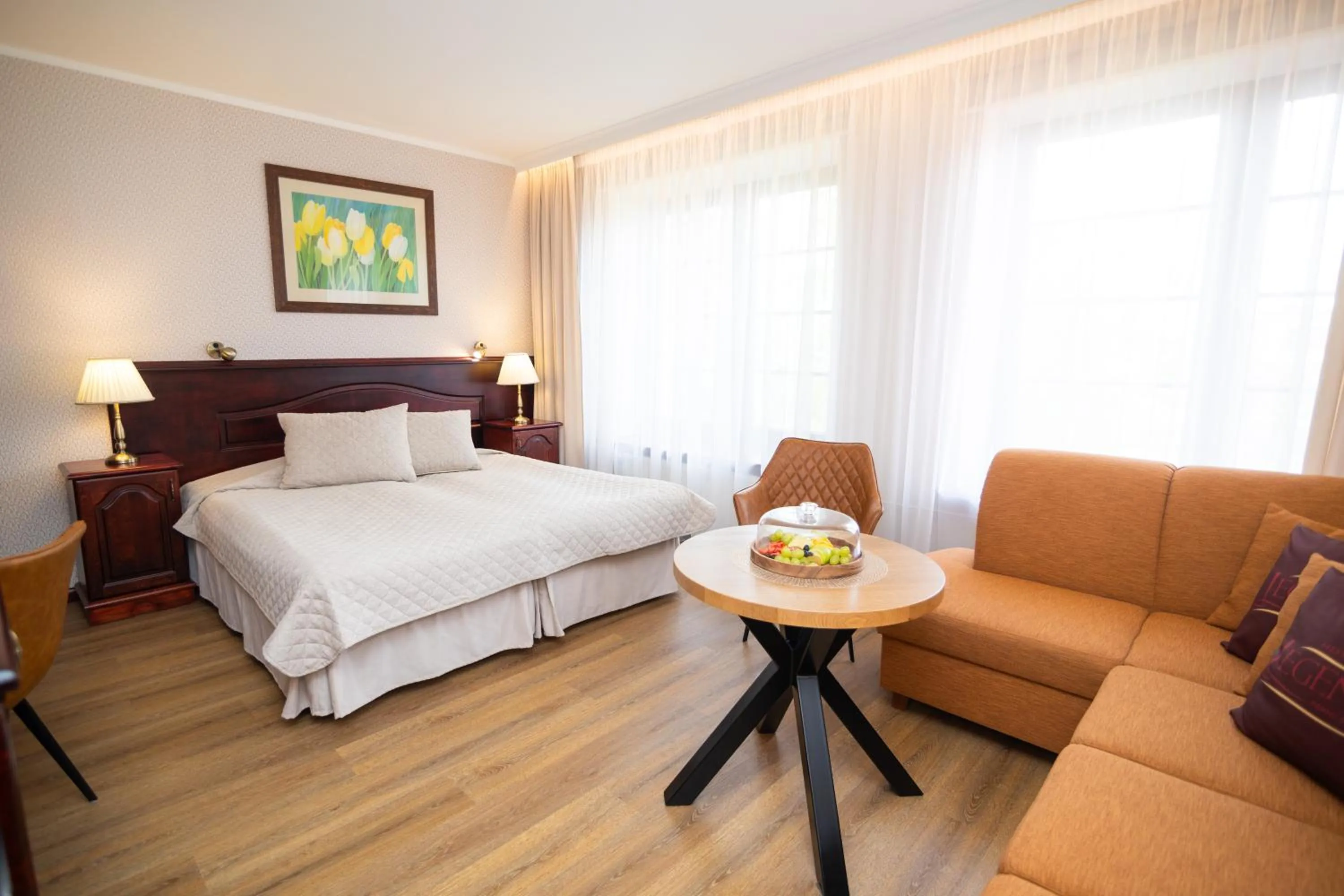 Photo of the whole room, Bed in Hotel Legend