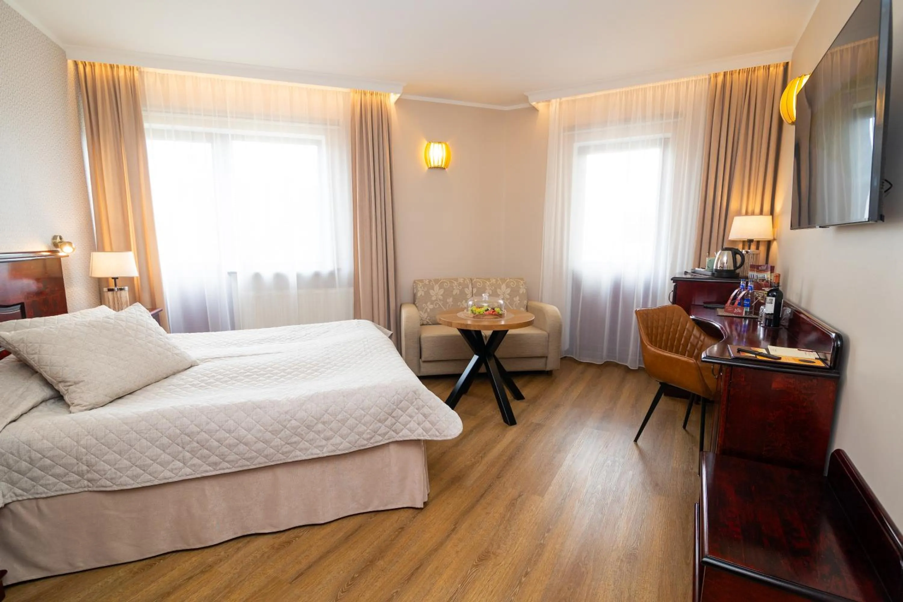 Photo of the whole room, Bed in Hotel Legend