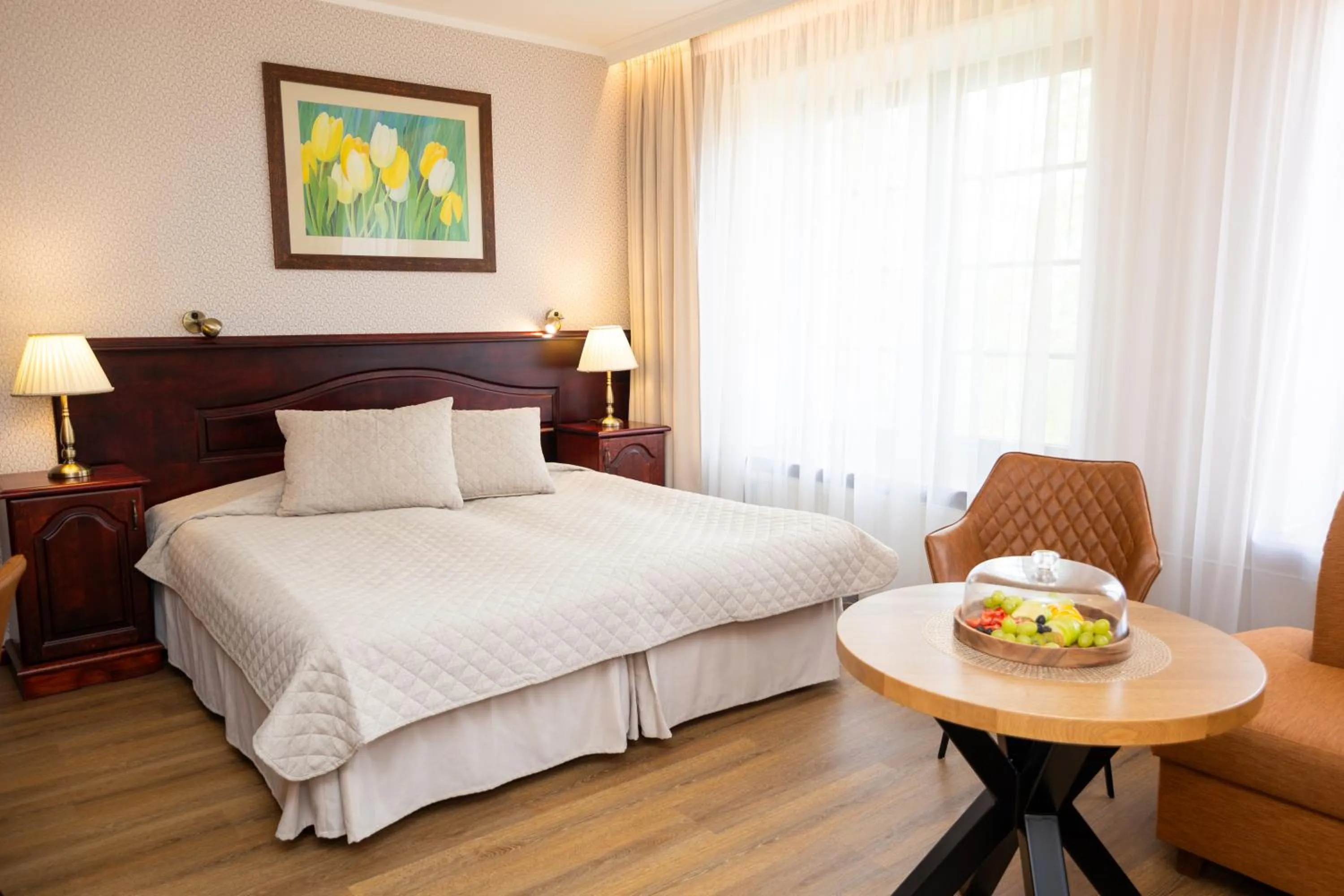 Photo of the whole room, Bed in Hotel Legend