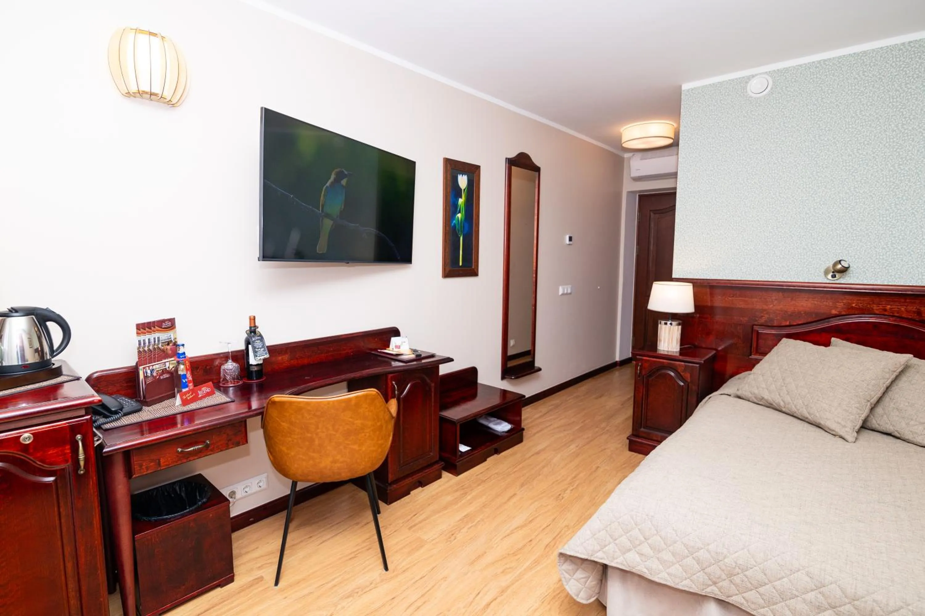 Photo of the whole room, Bed in Hotel Legend