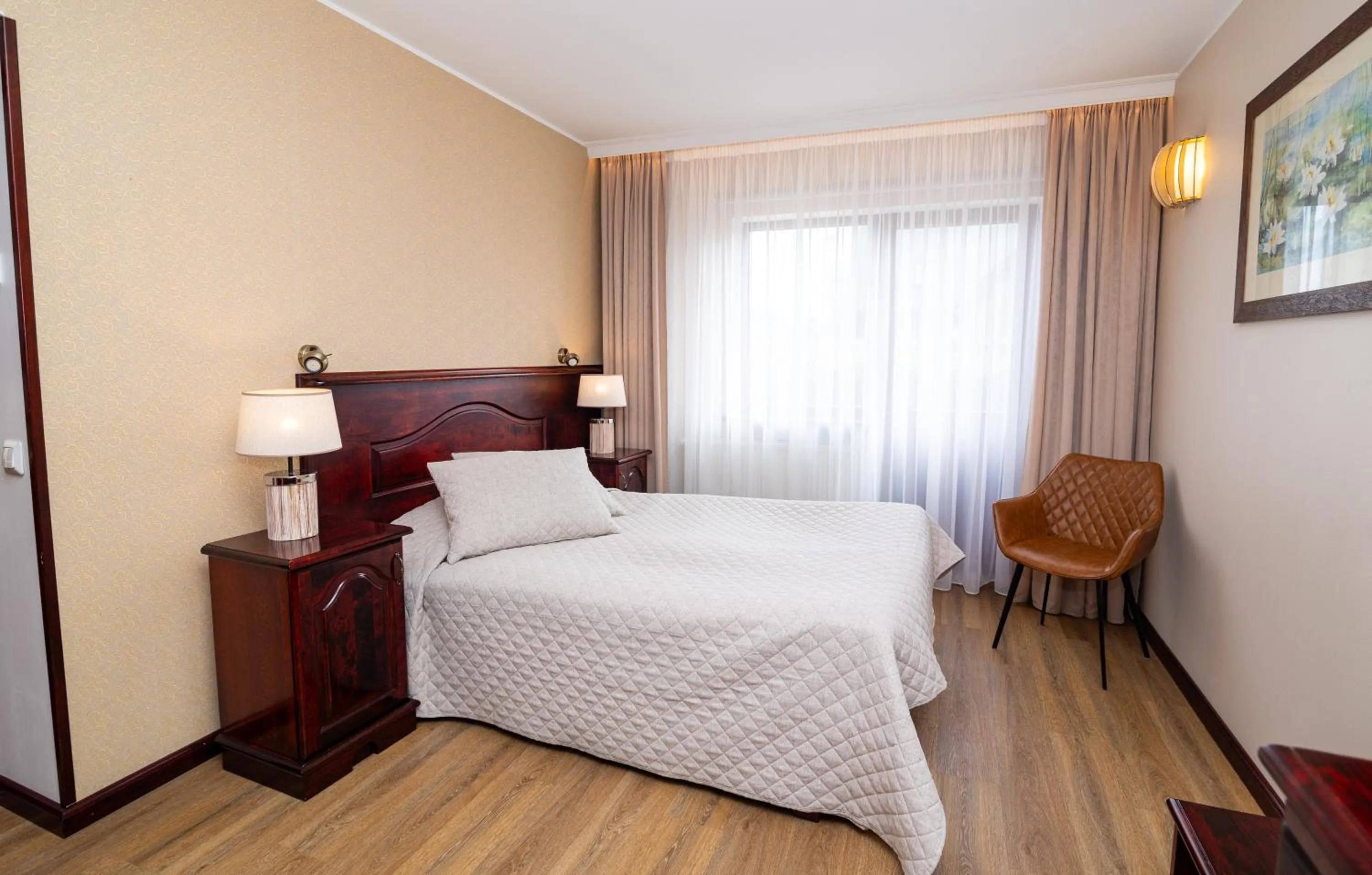 Photo of the whole room, Bed in Hotel Legend