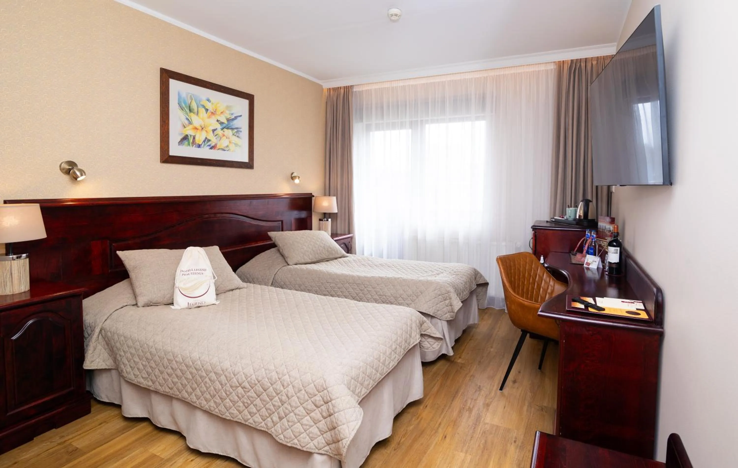 Photo of the whole room, Bed in Hotel Legend