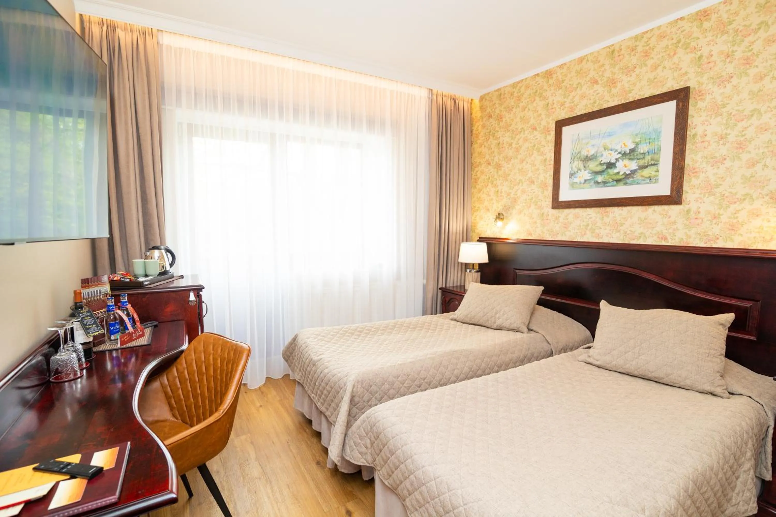 Photo of the whole room, Bed in Hotel Legend