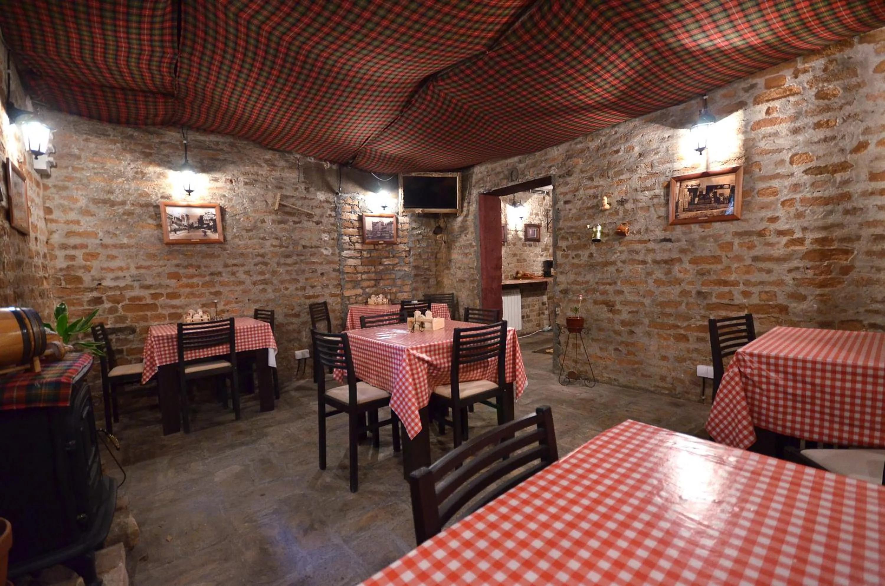 Restaurant/places to eat in Villa Mystique