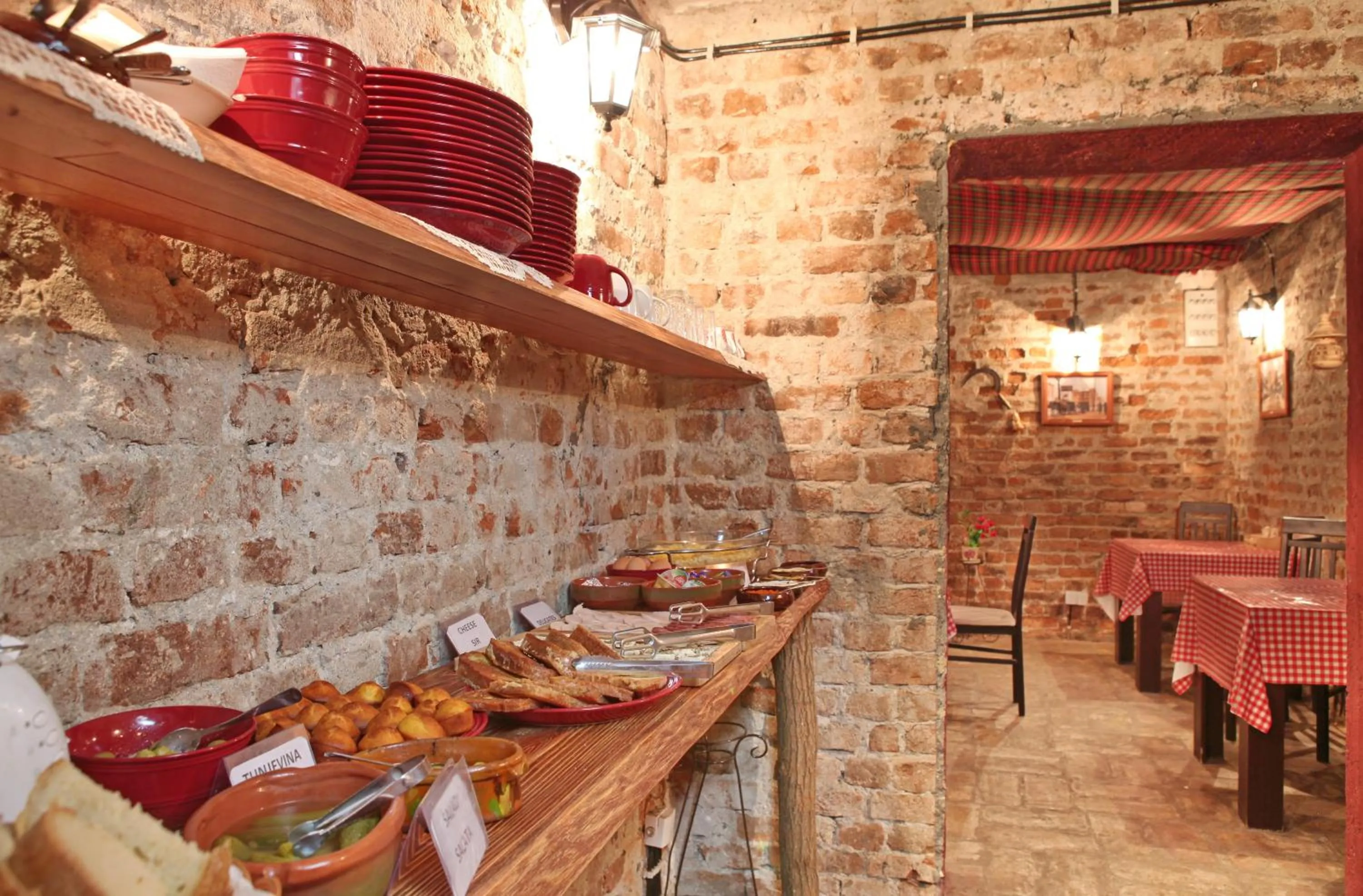 Restaurant/places to eat in Villa Mystique