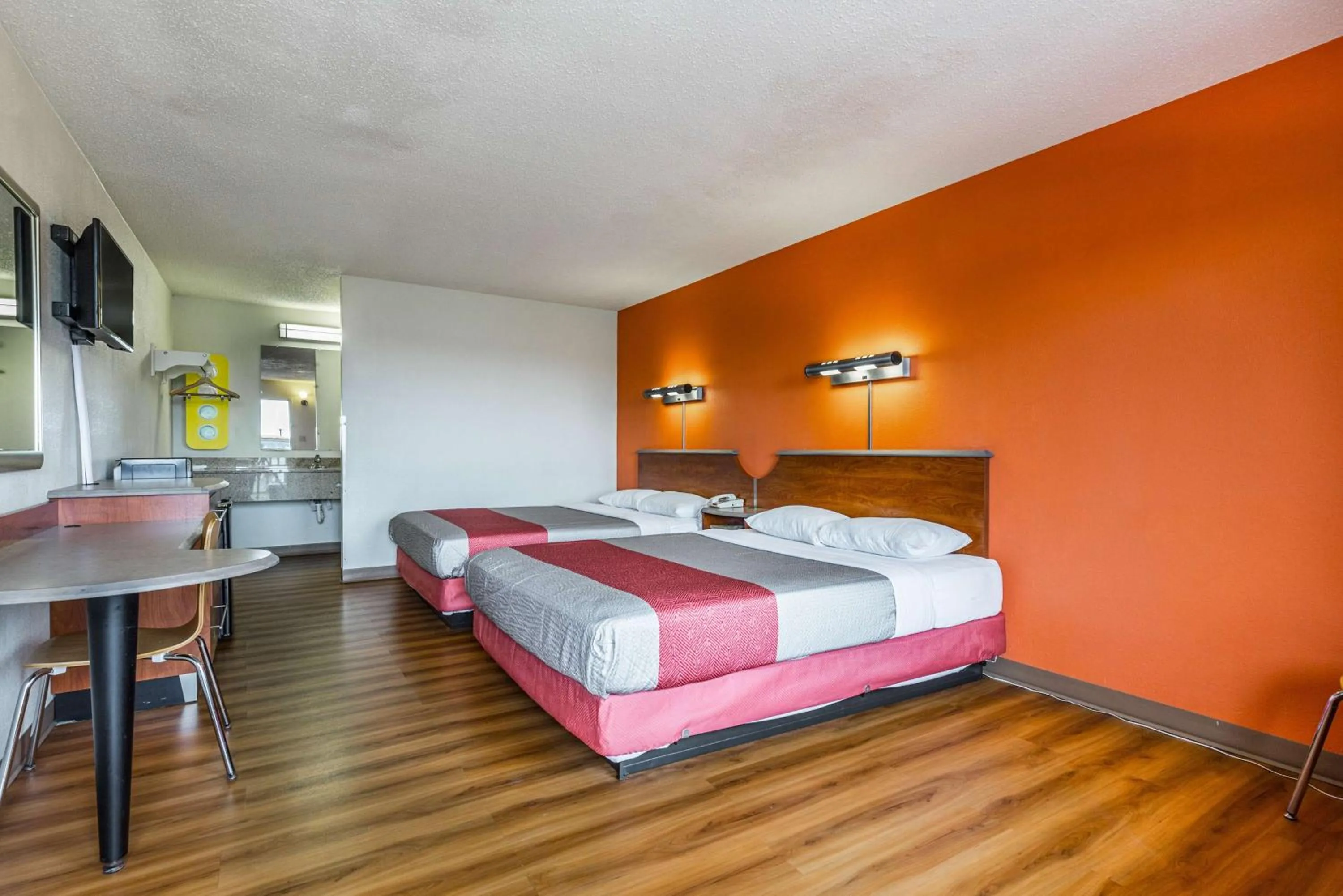 TV and multimedia, Bed in Motel 6-Mount Vernon, IL