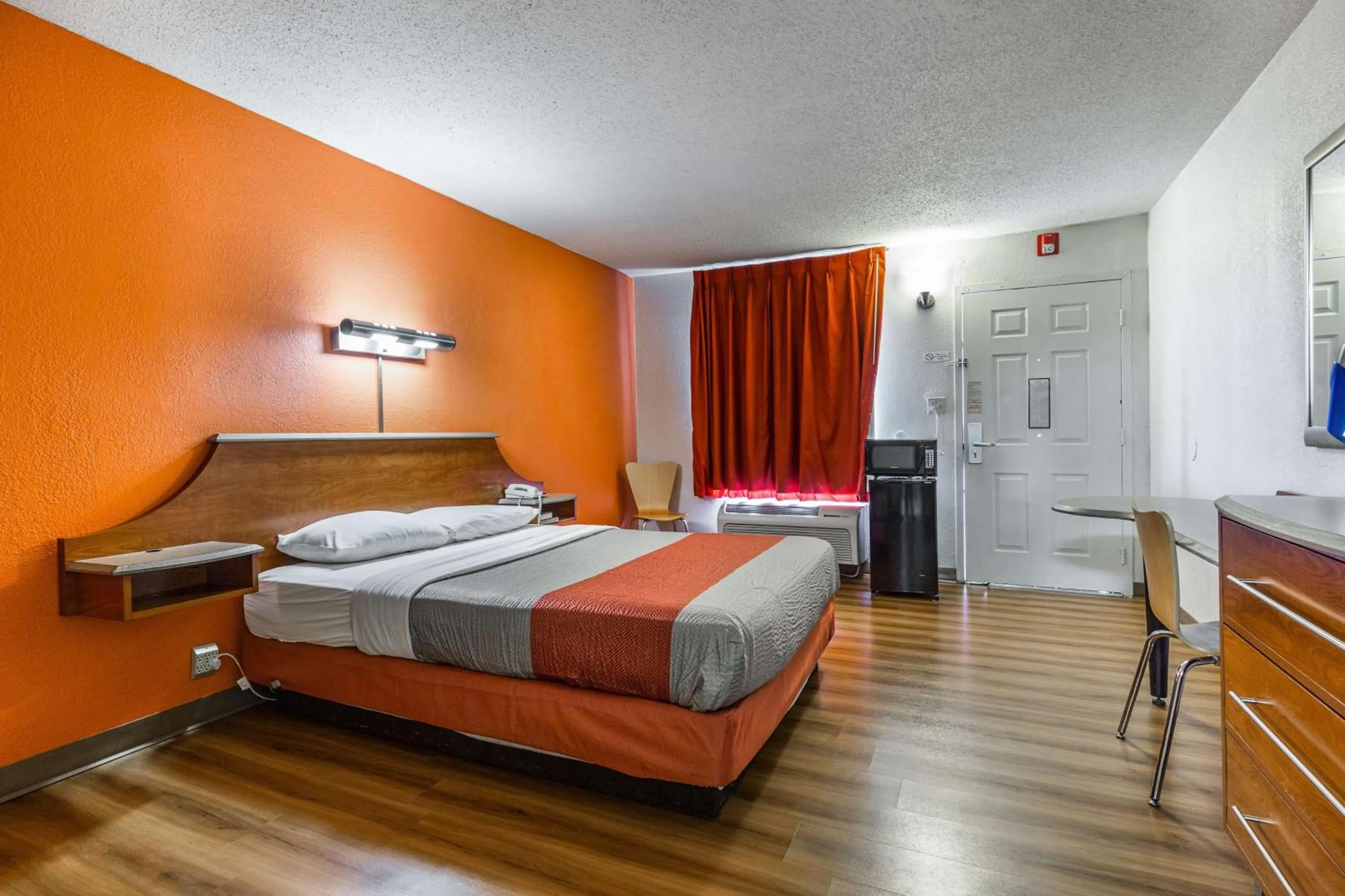 Photo of the whole room, Bed in Motel 6-Mount Vernon, IL