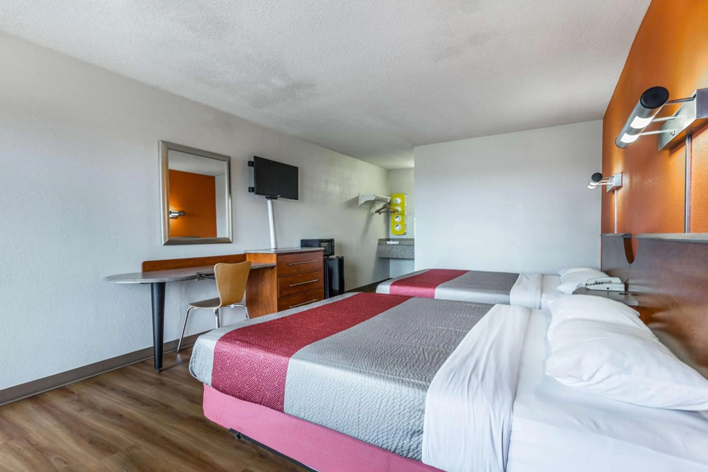 TV and multimedia, Bed in Motel 6-Mount Vernon, IL