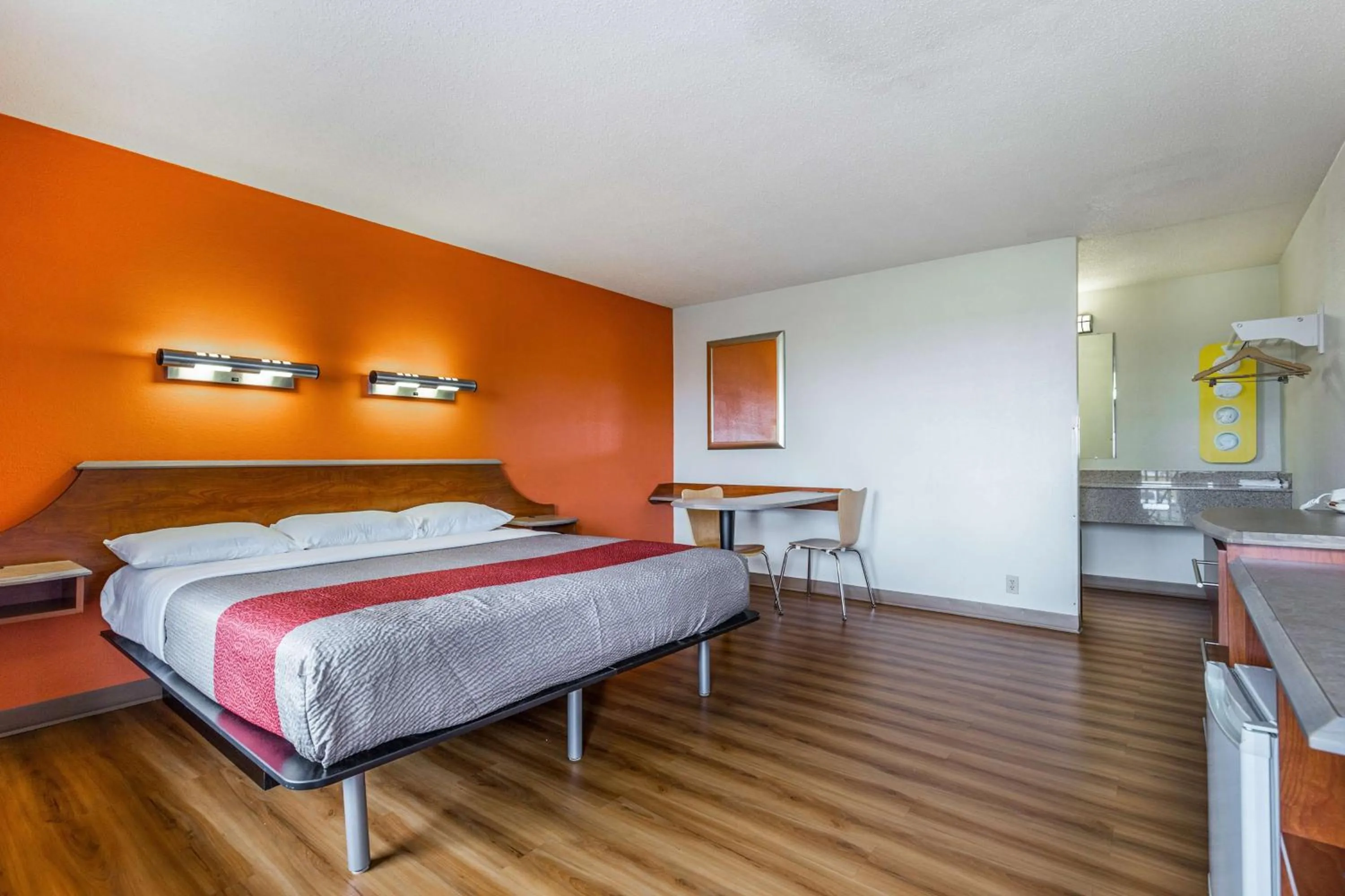 Photo of the whole room, Bed in Motel 6-Mount Vernon, IL