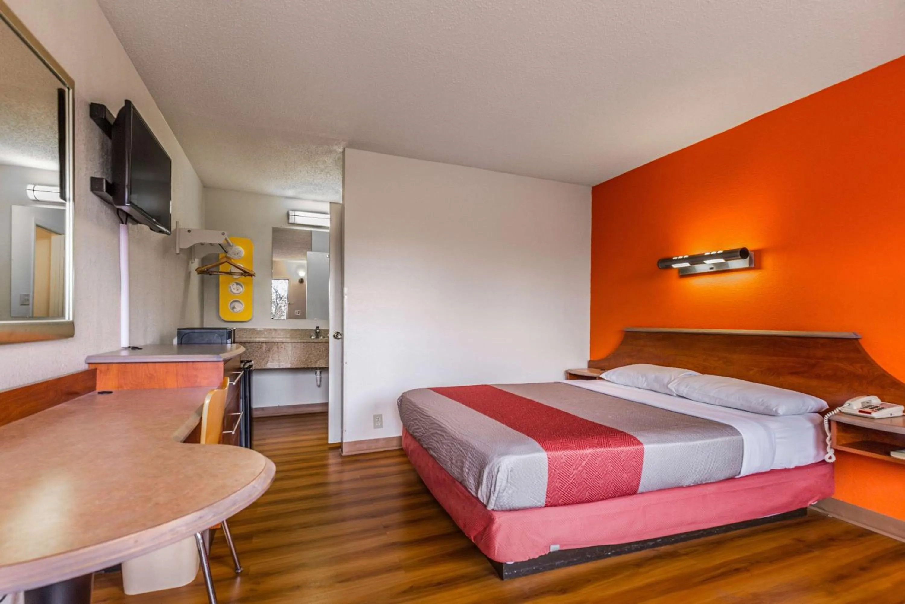 TV and multimedia, Bed in Motel 6-Mount Vernon, IL