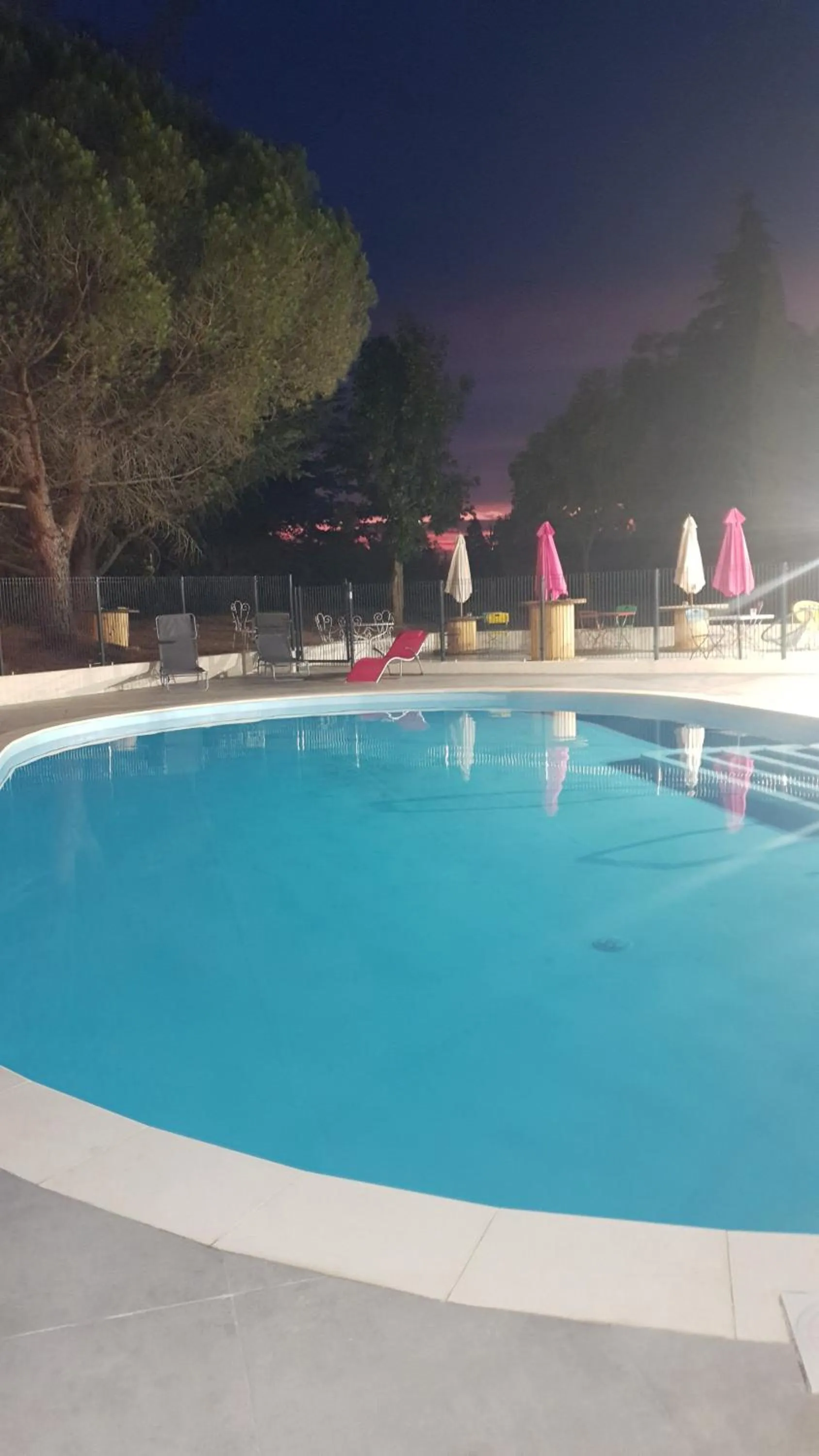 Swimming pool in Greet Hôtel Castres Saix