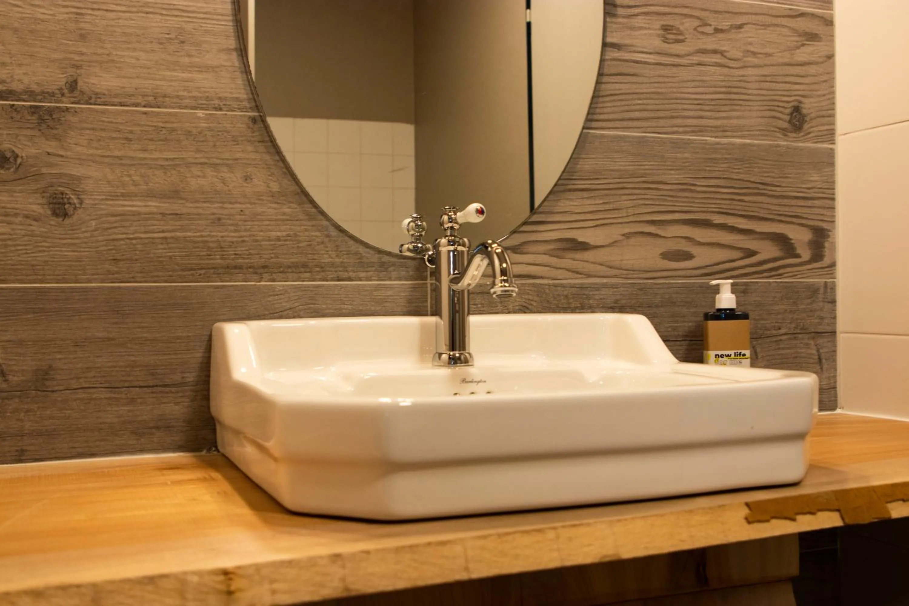 Toilet in Greet Hôtel Castres Saix