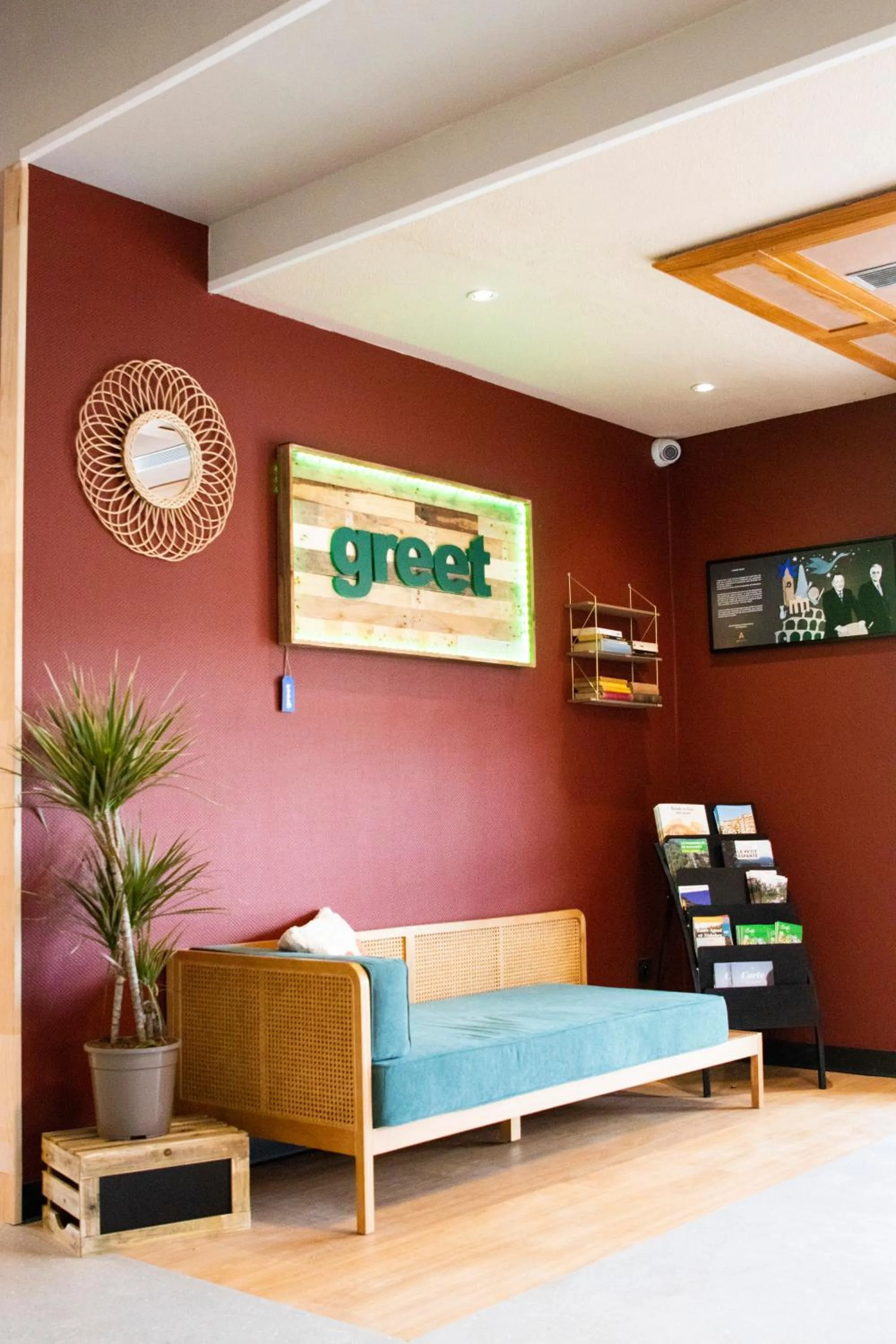 Communal lounge/ TV room in Greet Hôtel Castres Saix