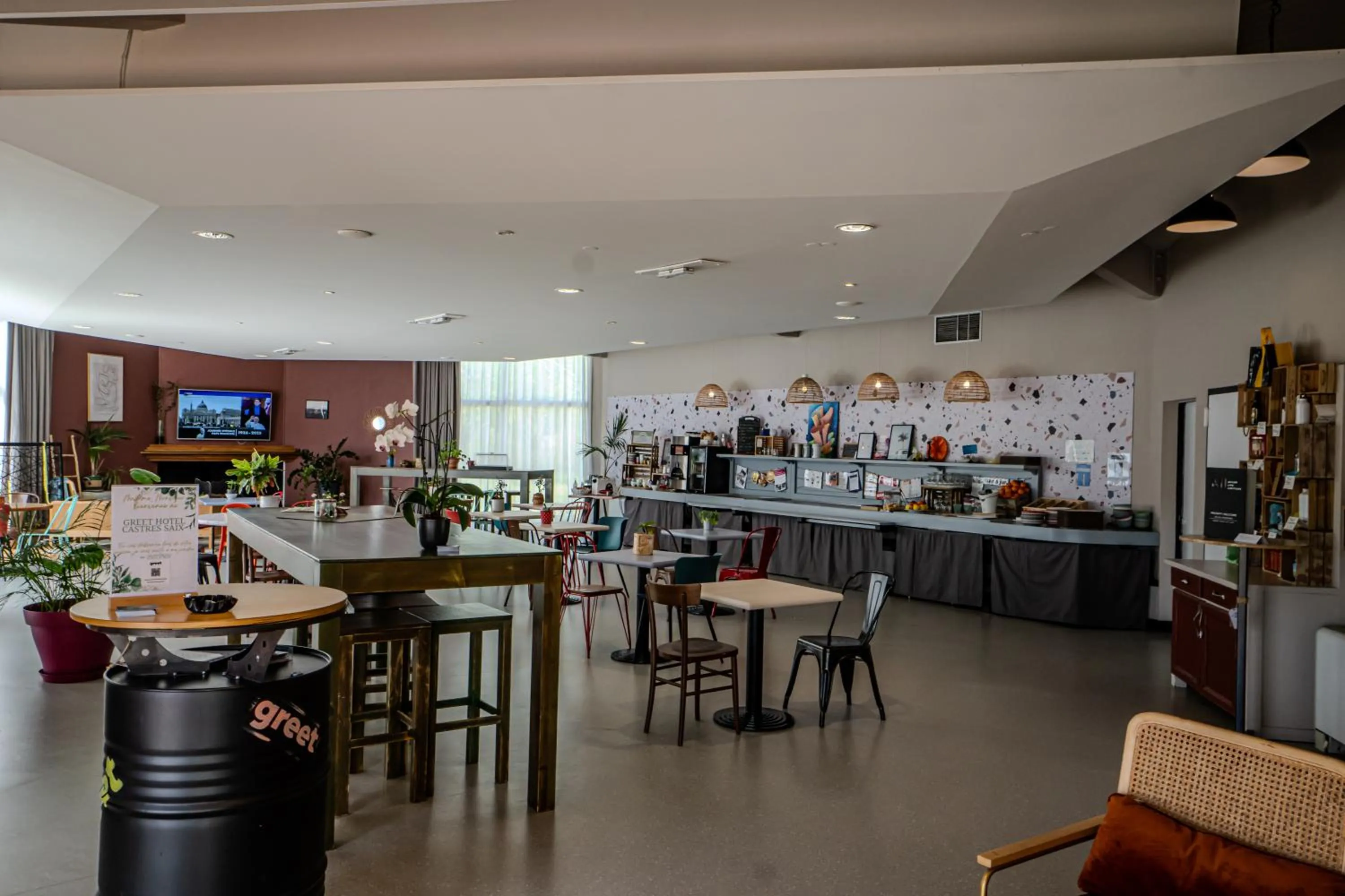 Lobby or reception in Greet Hôtel Castres Saix