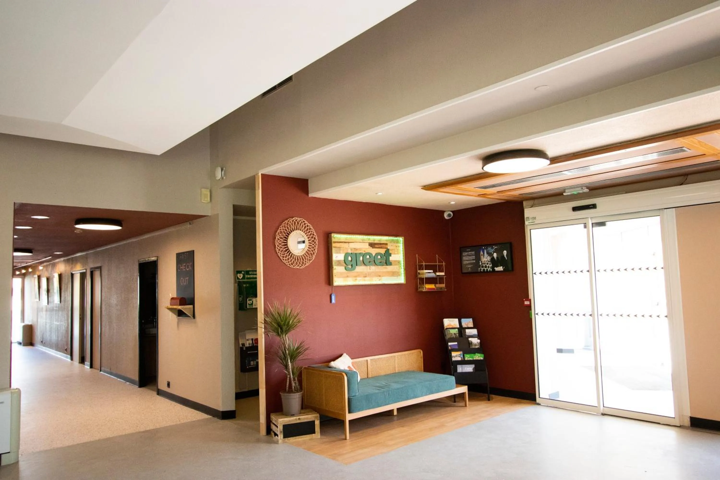 Lobby or reception in Greet Hôtel Castres Saix