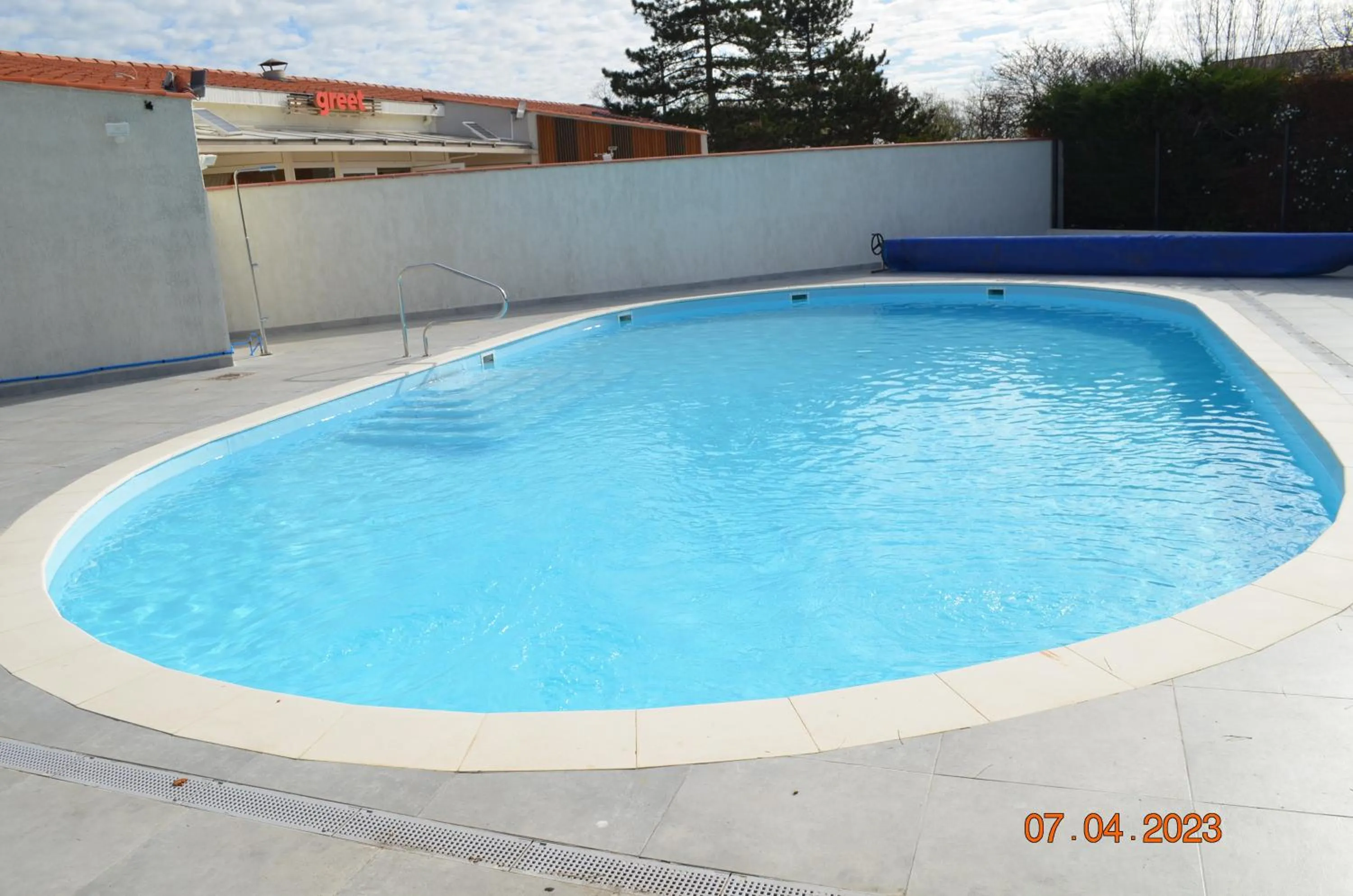 Swimming pool in Greet Hôtel Castres Saix