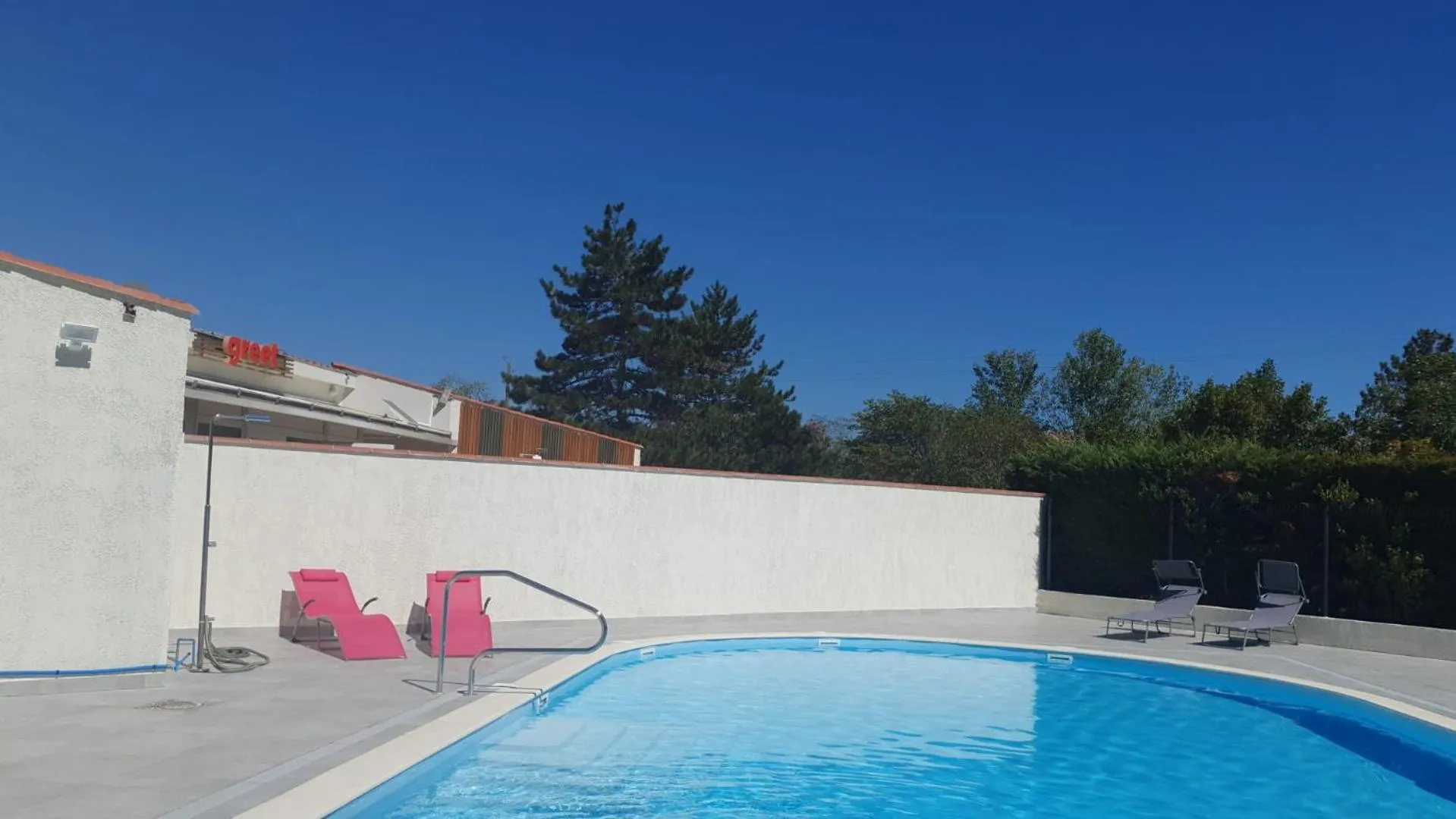 Swimming pool in Greet Hôtel Castres Saix