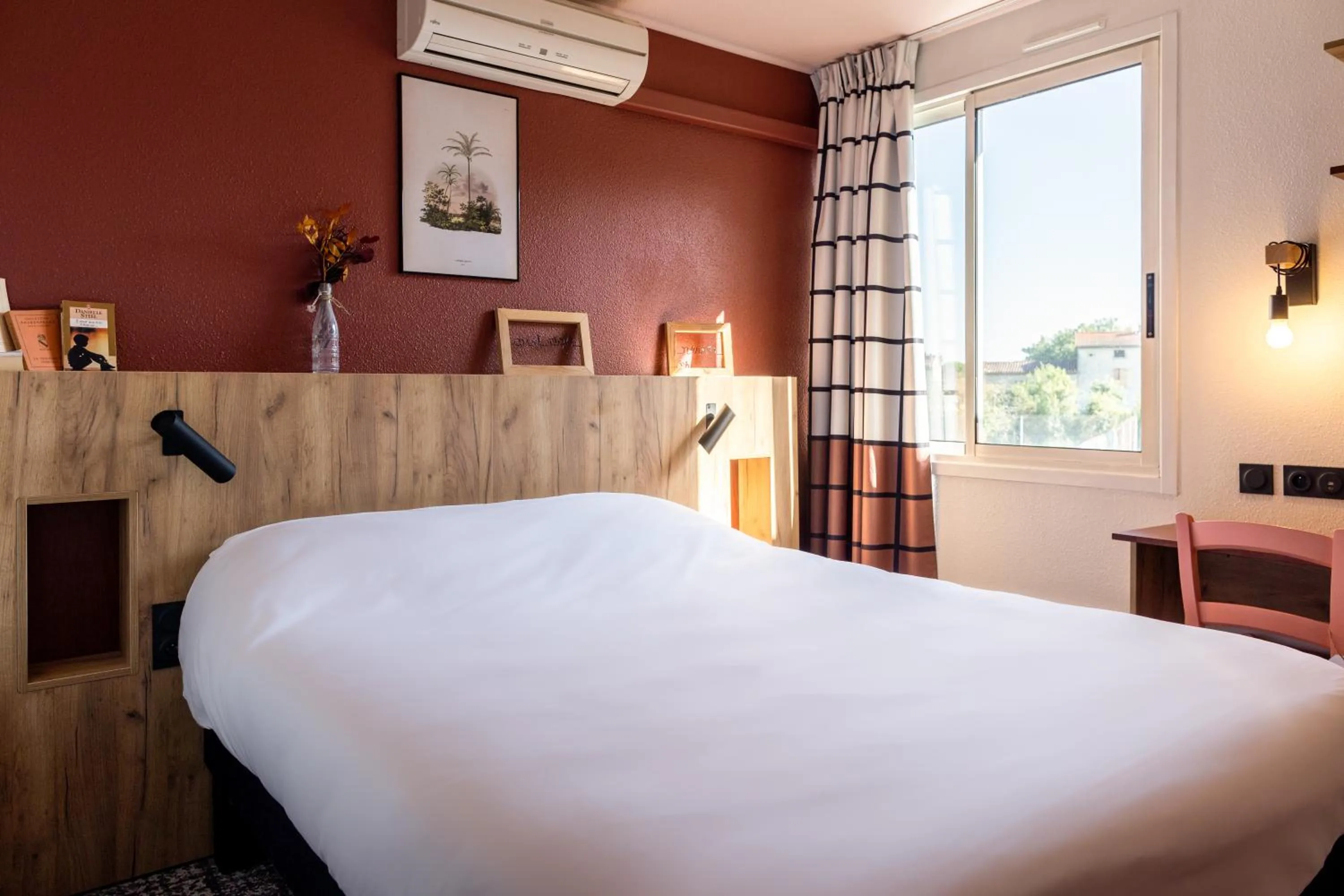 Photo of the whole room, Bed in Greet Hôtel Castres Saix