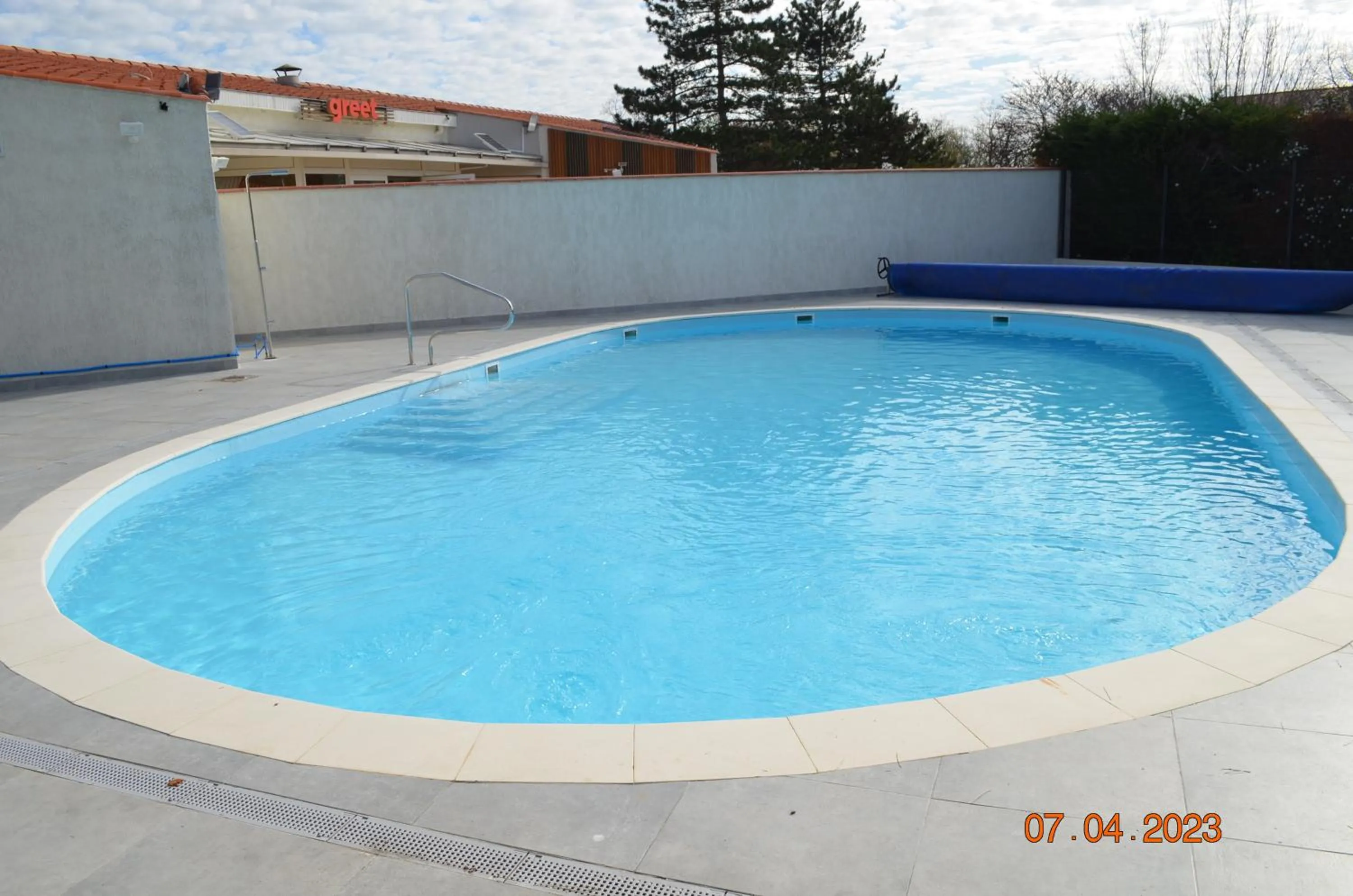 Swimming pool in Greet Hôtel Castres Saix