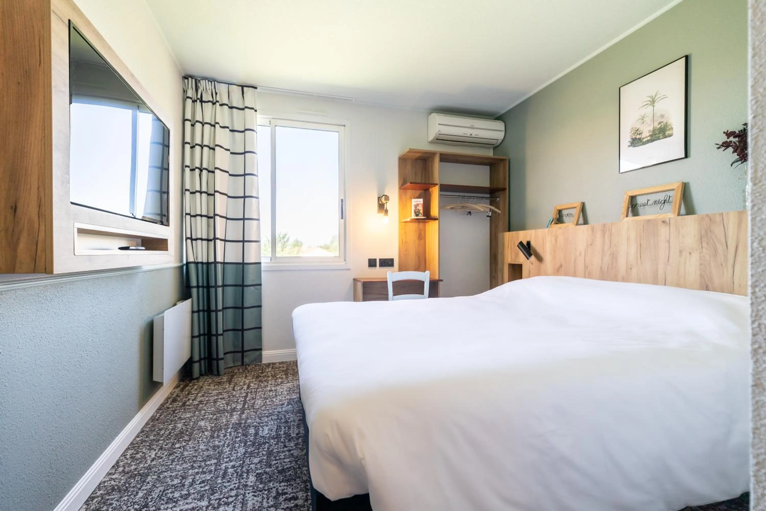 Photo of the whole room, Bed in Greet Hôtel Castres Saix