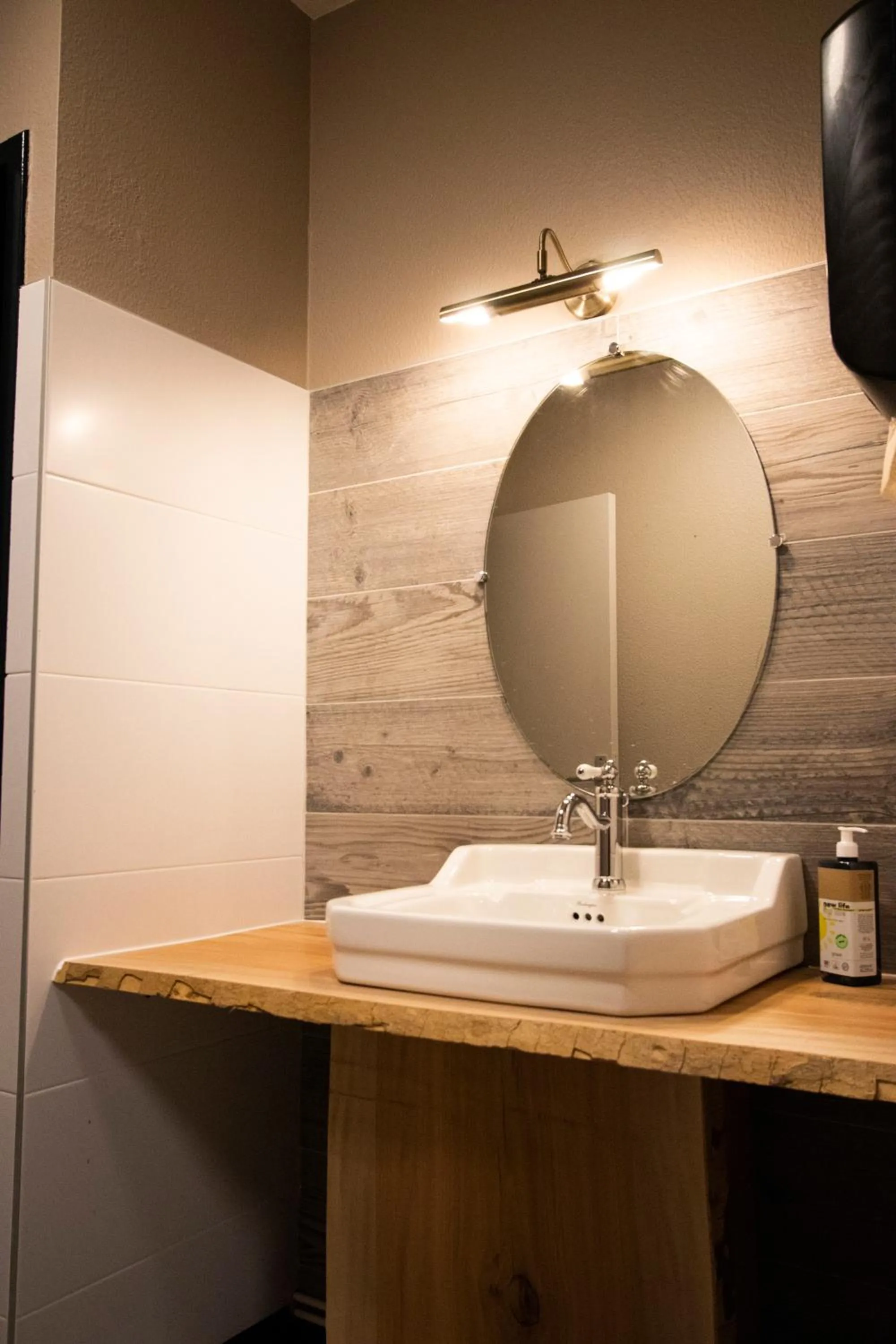 Toilet in Greet Hôtel Castres Saix