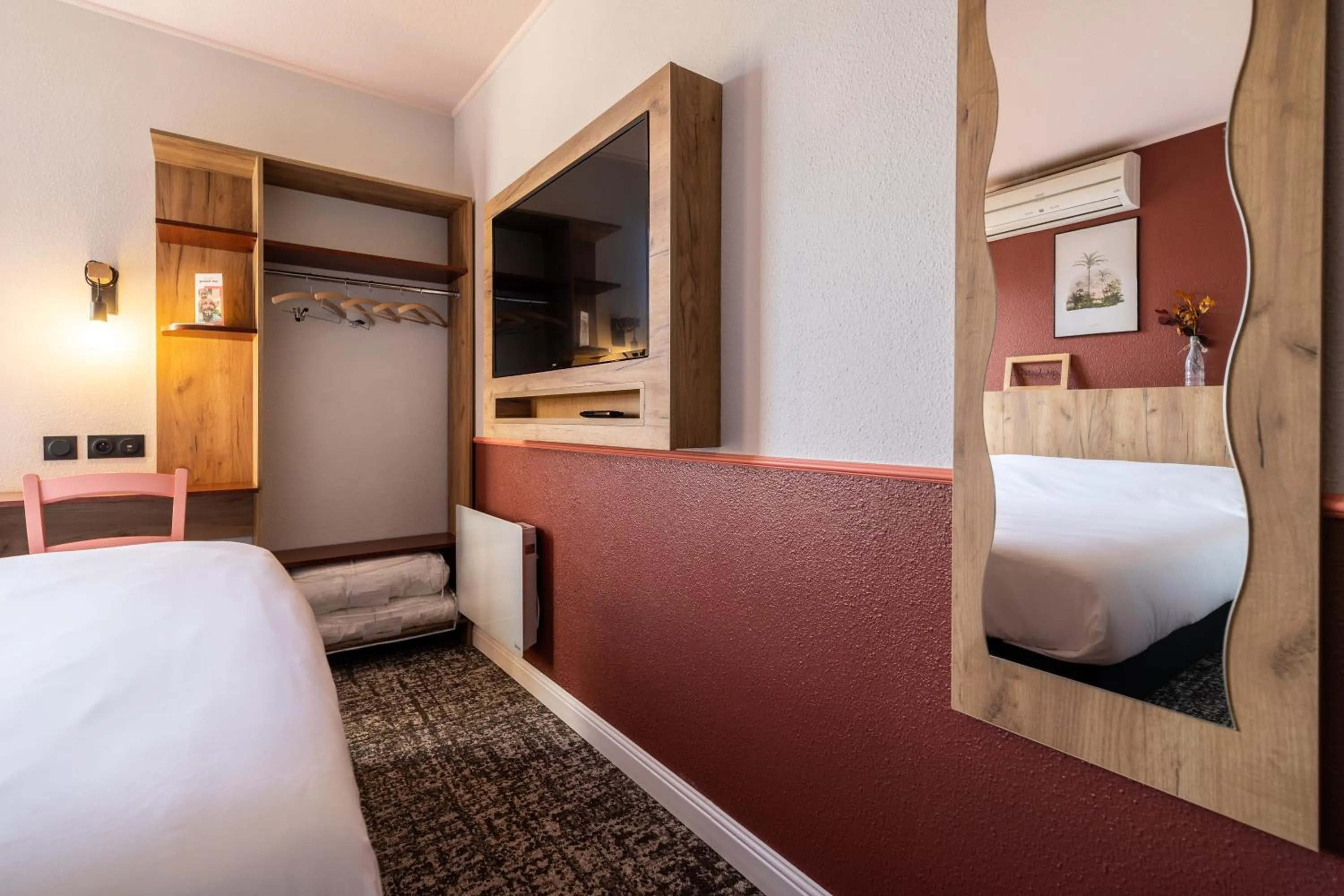 Photo of the whole room, Bed in Greet Hôtel Castres Saix