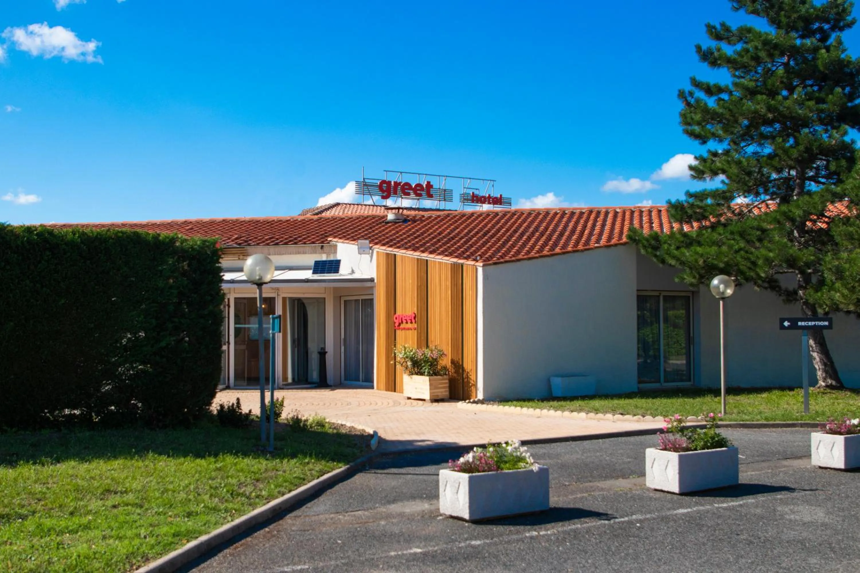 Property building in Greet Hôtel Castres Saix