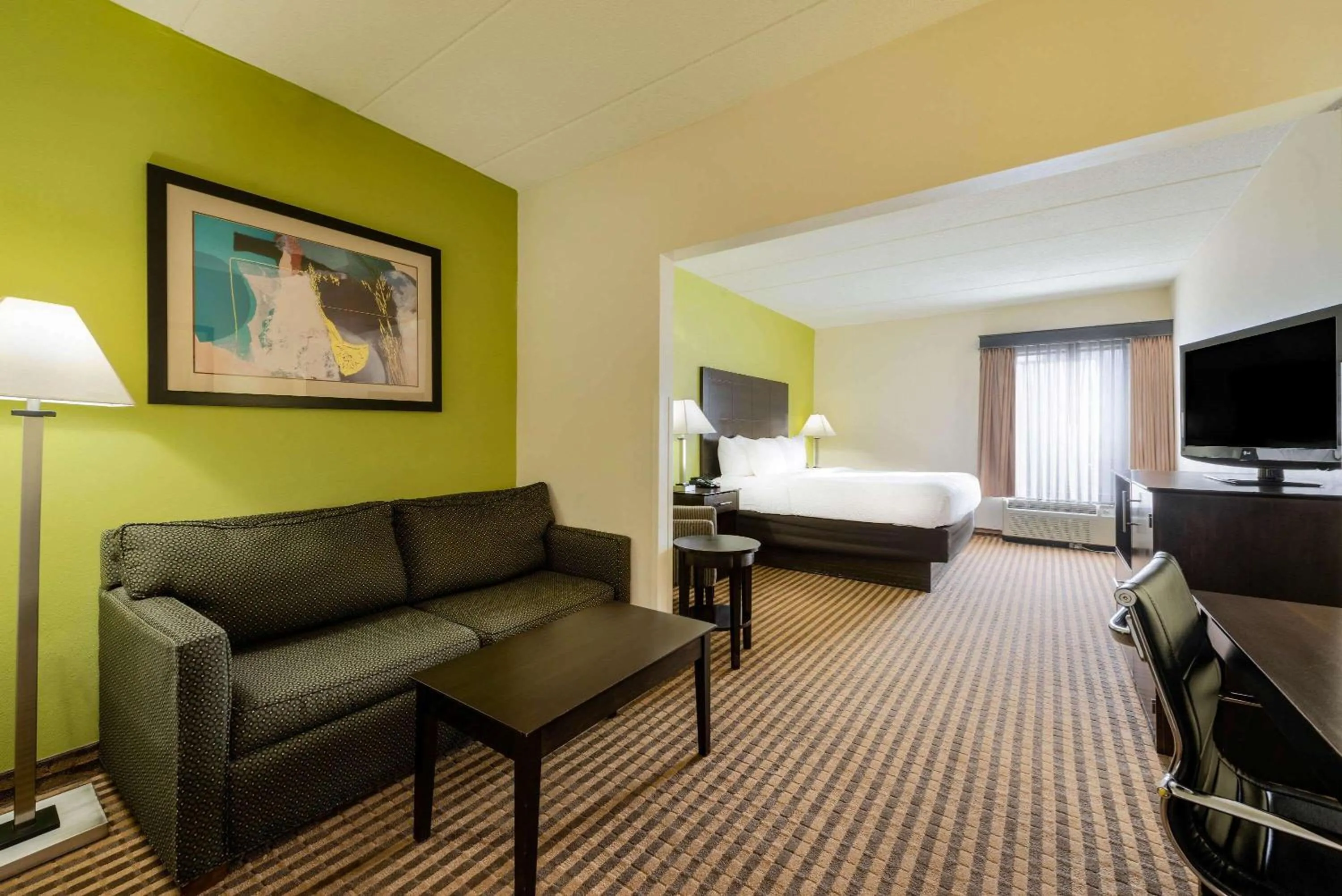 Photo of the whole room, Bed in La Quinta by Wyndham Columbus - Grove City