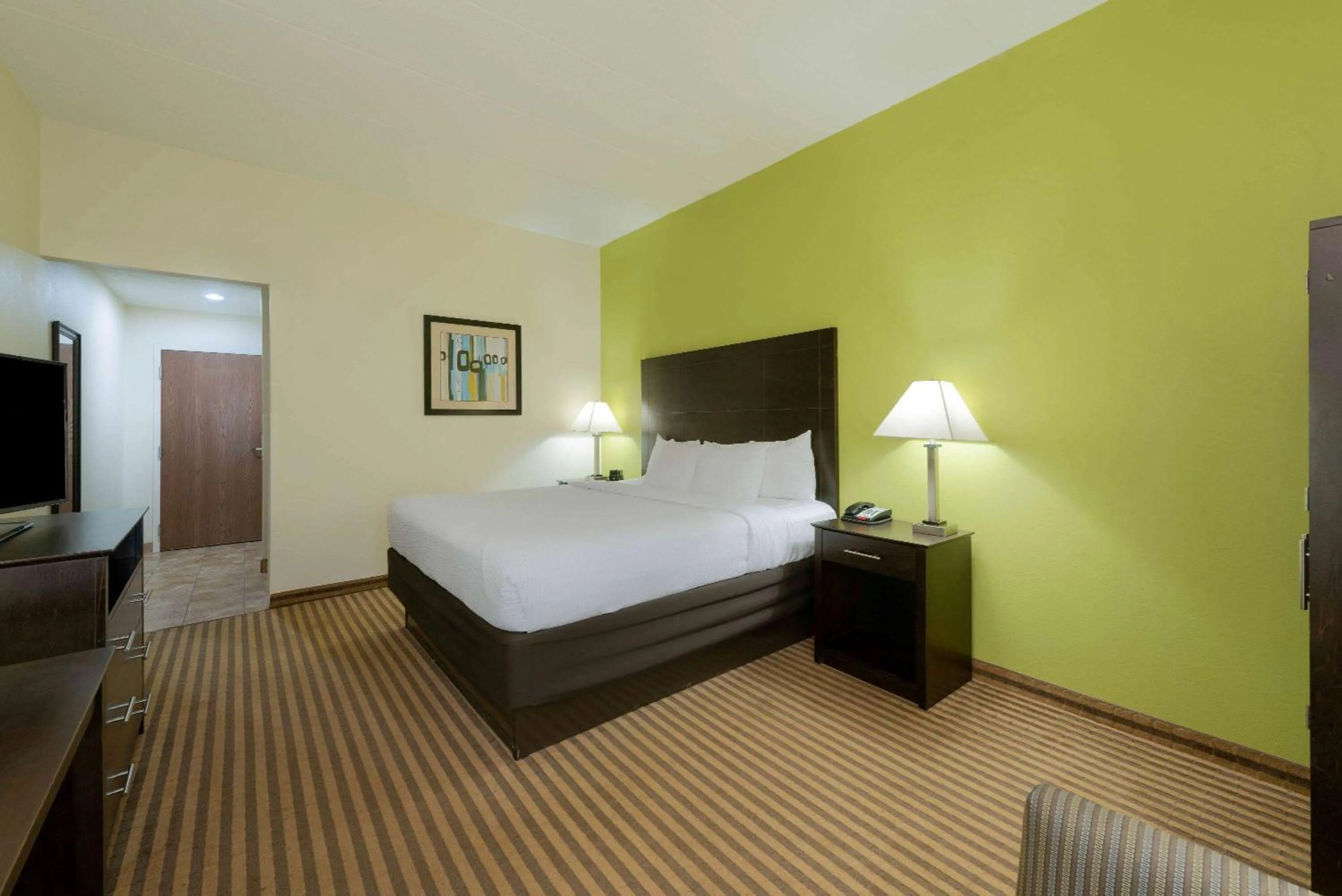 Photo of the whole room, Bed in La Quinta by Wyndham Columbus - Grove City