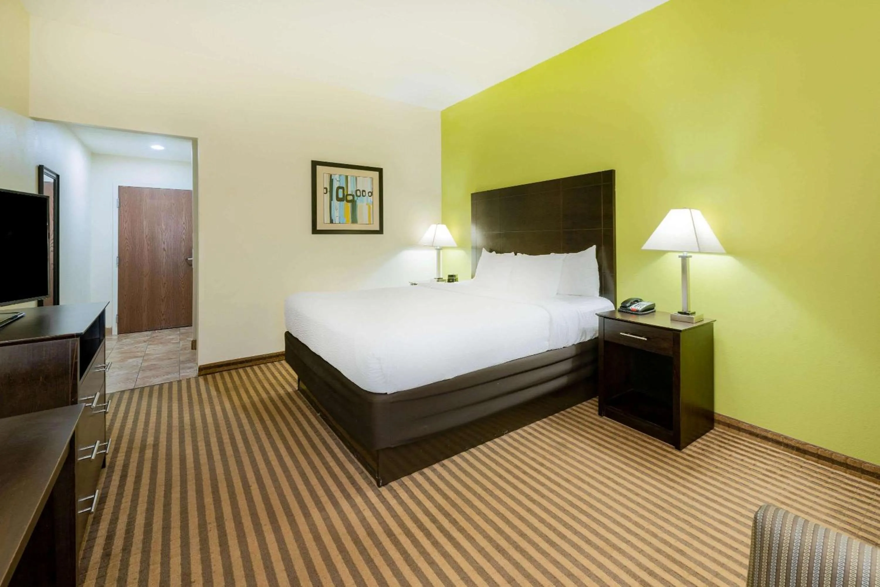 Photo of the whole room, Bed in La Quinta by Wyndham Columbus - Grove City