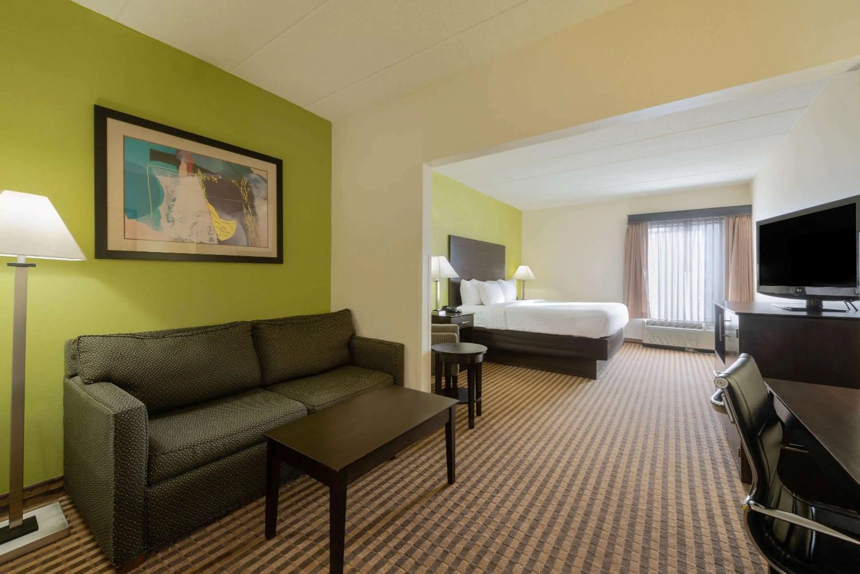 Photo of the whole room, Bed in La Quinta by Wyndham Columbus - Grove City