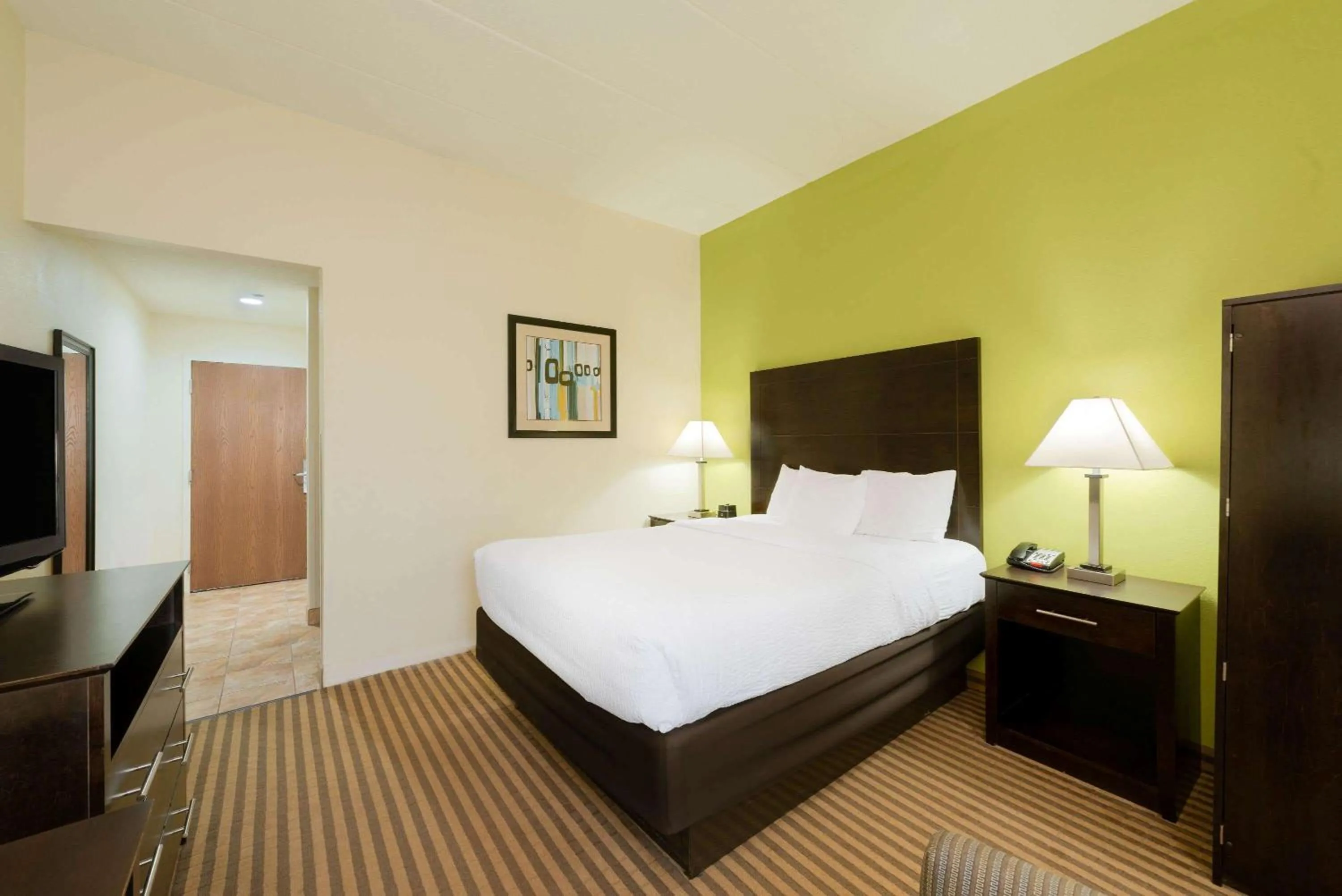 Photo of the whole room, Bed in La Quinta by Wyndham Columbus - Grove City
