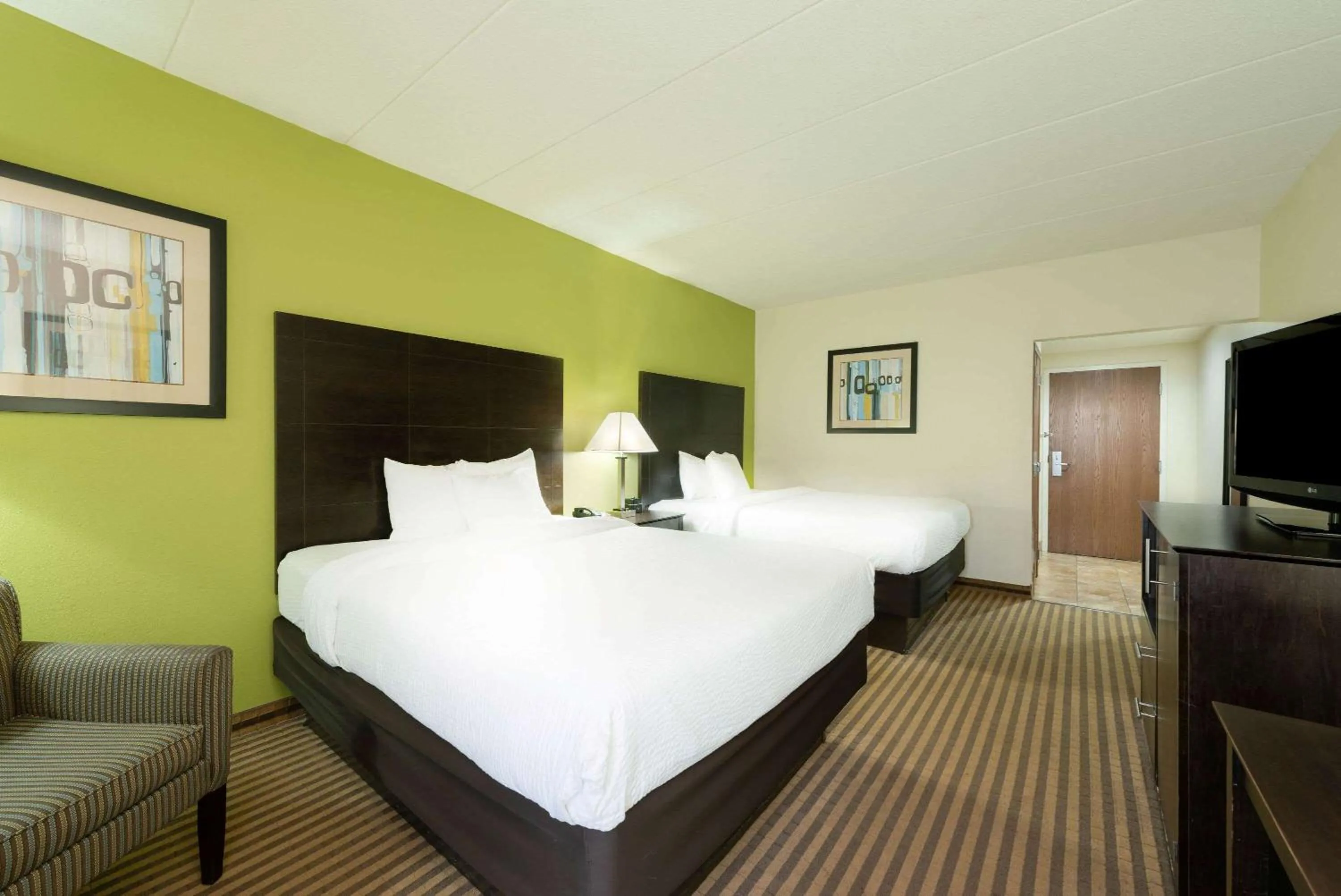 Photo of the whole room, Bed in La Quinta by Wyndham Columbus - Grove City