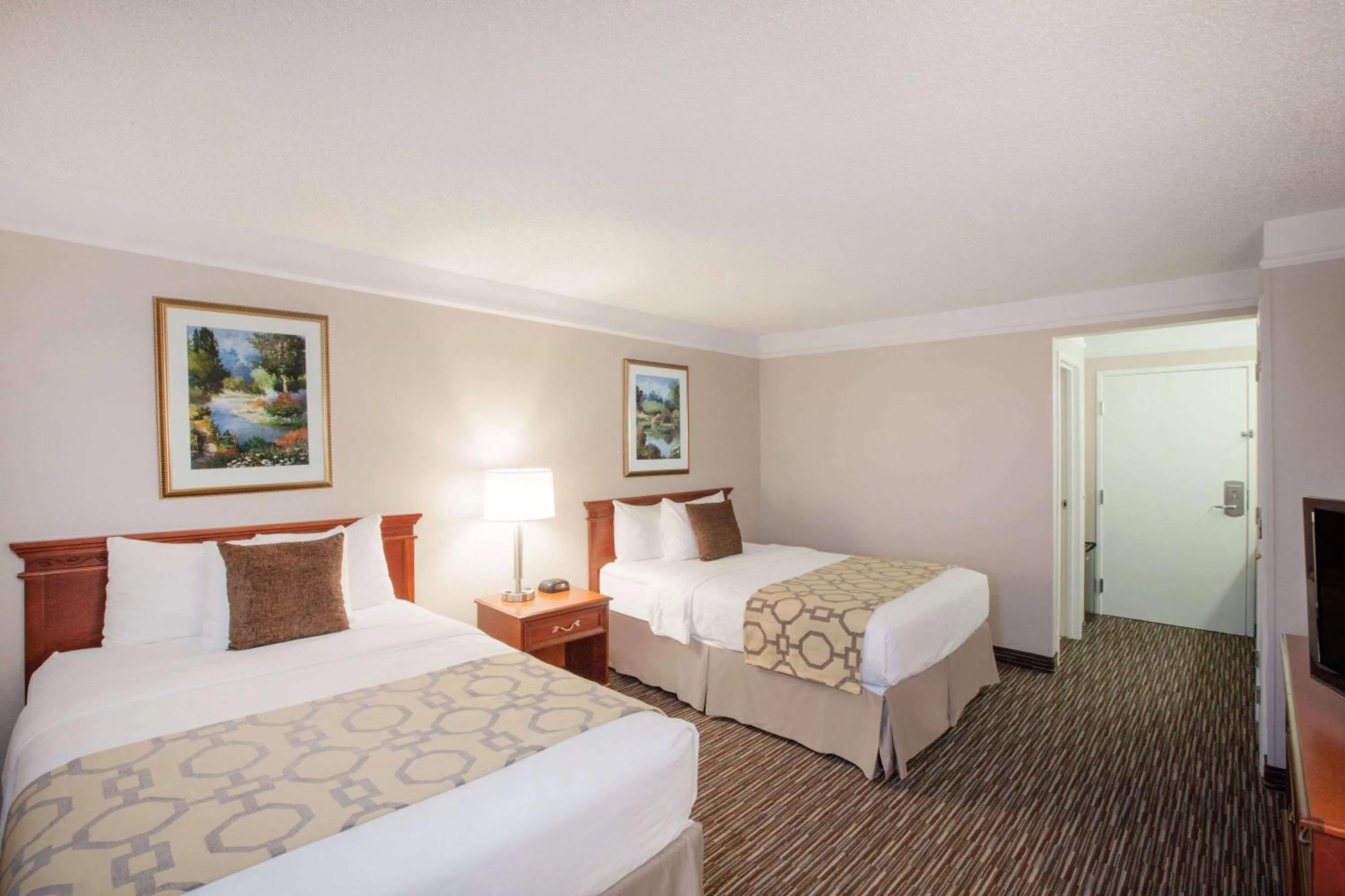 Photo of the whole room, Bed in Baymont by Wyndham Texarkana