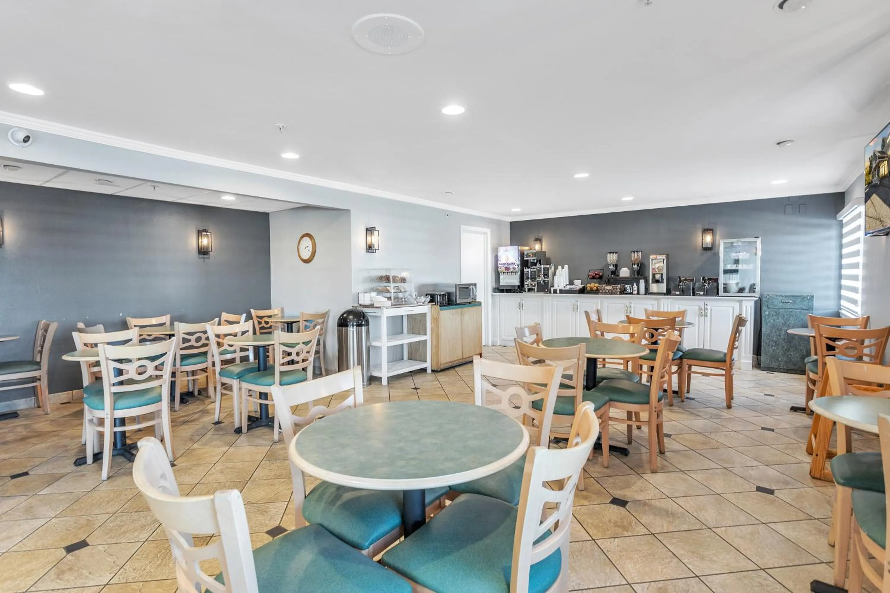 Breakfast in La Quinta Inn by Wyndham Cleveland Independence