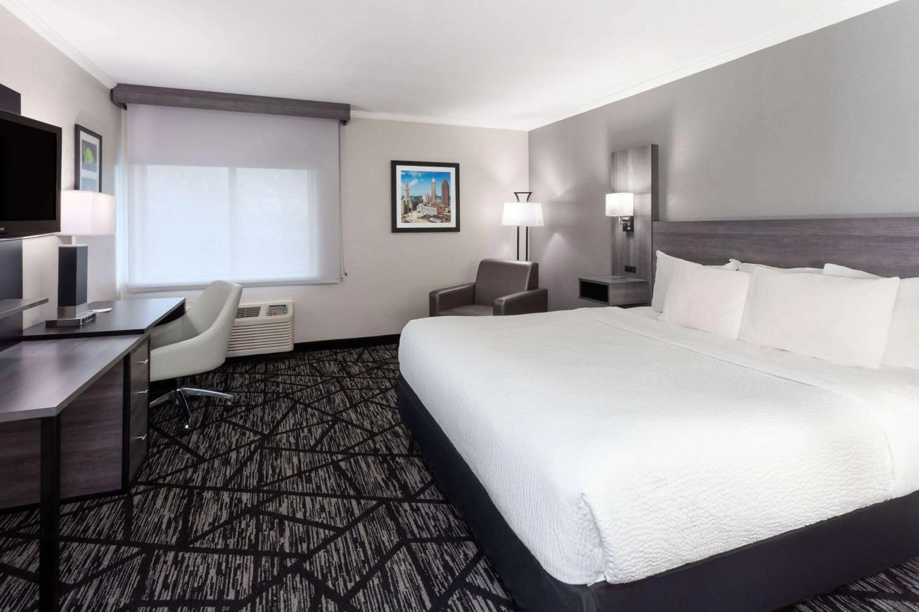 Photo of the whole room, Bed in La Quinta Inn by Wyndham Cleveland Independence