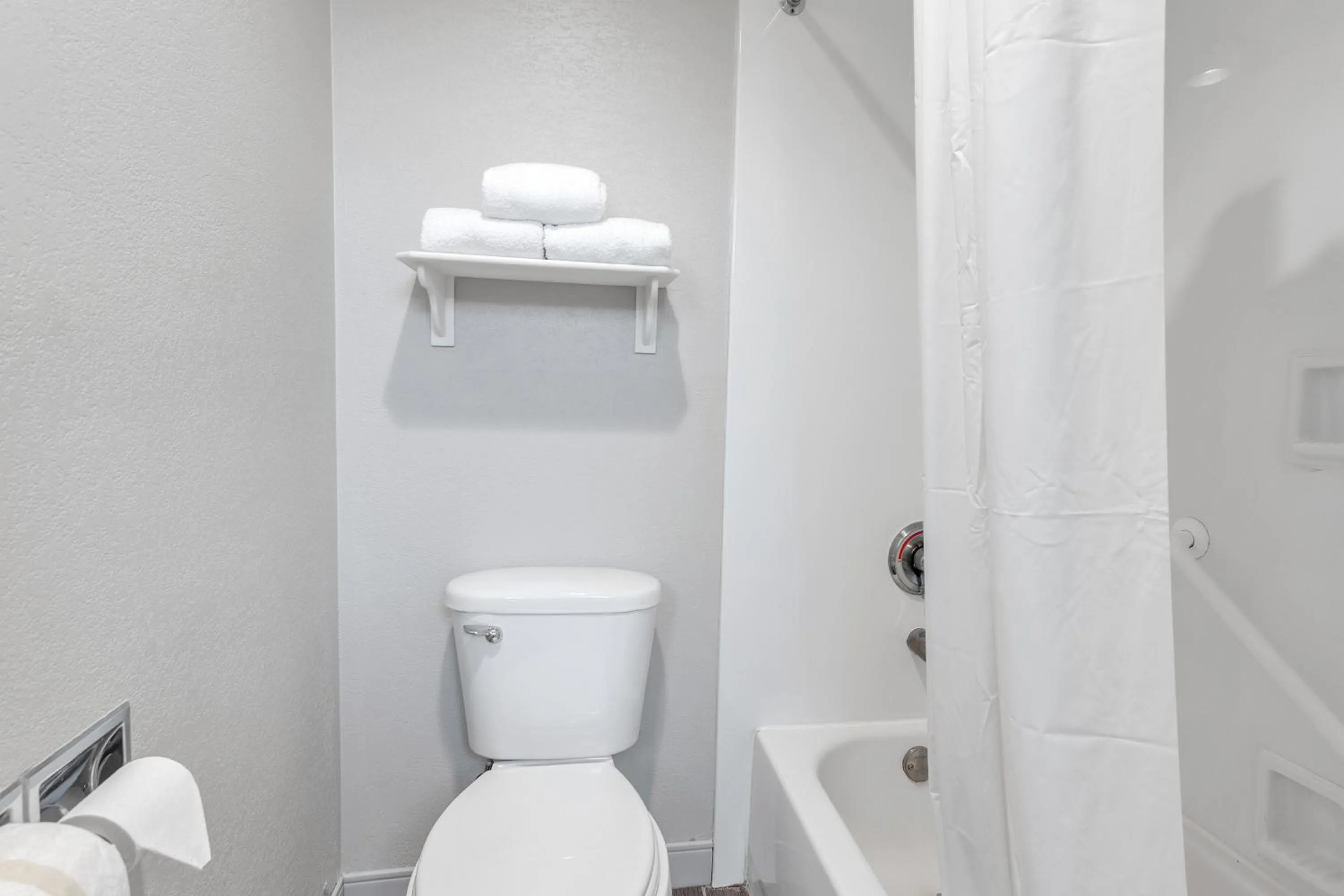 Shower in La Quinta Inn by Wyndham Cleveland Independence