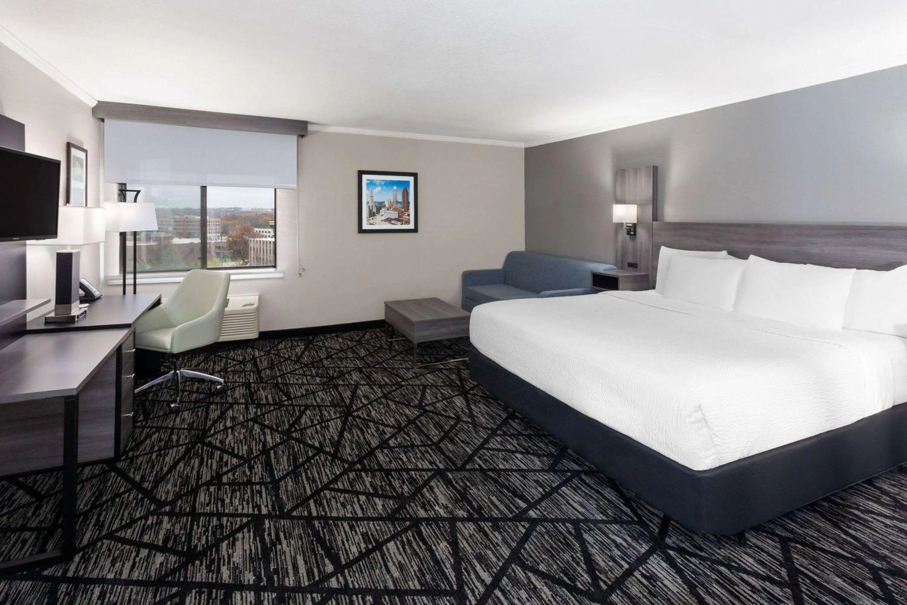 Photo of the whole room, Bed in La Quinta Inn by Wyndham Cleveland Independence