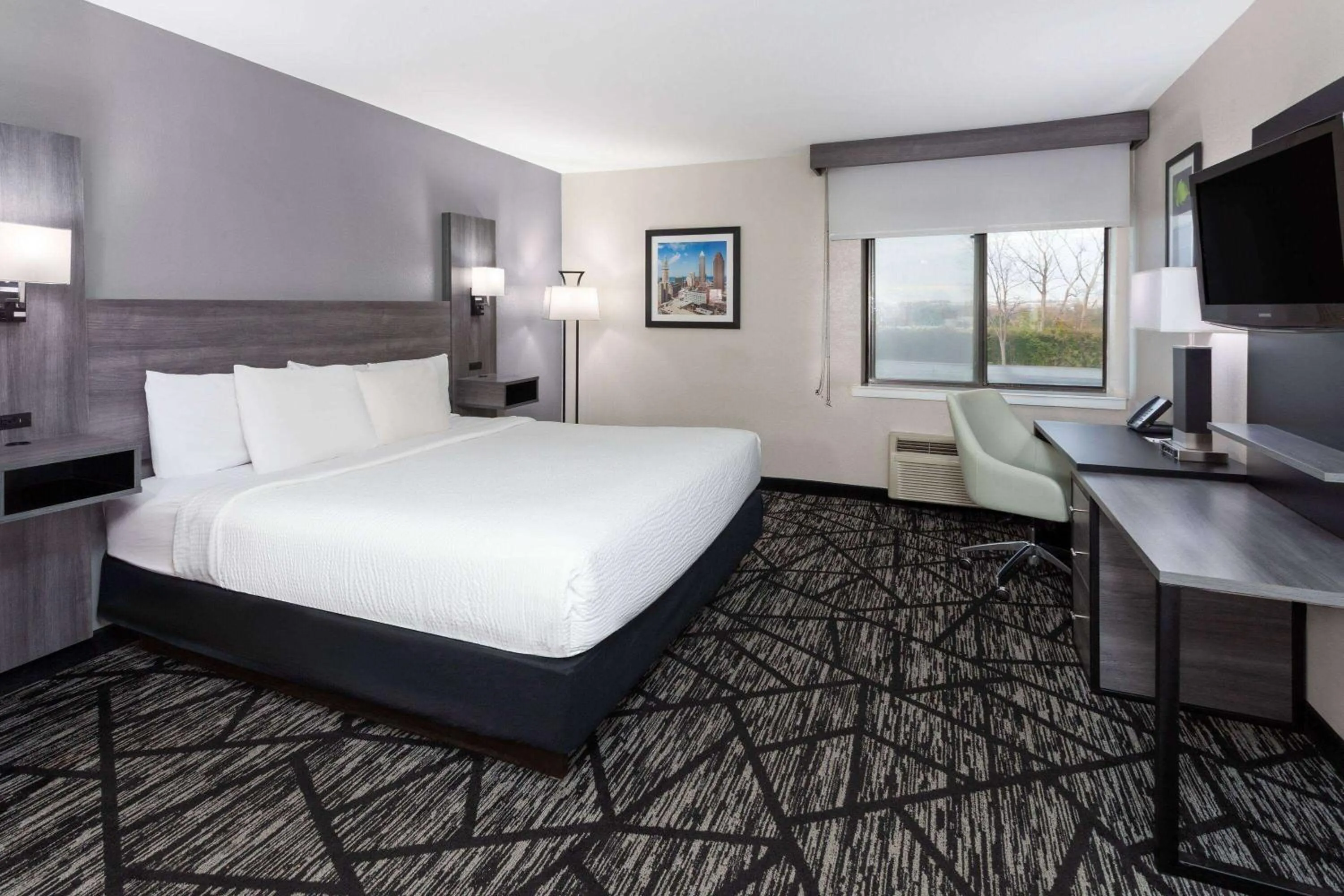 Photo of the whole room, Bed in La Quinta Inn by Wyndham Cleveland Independence