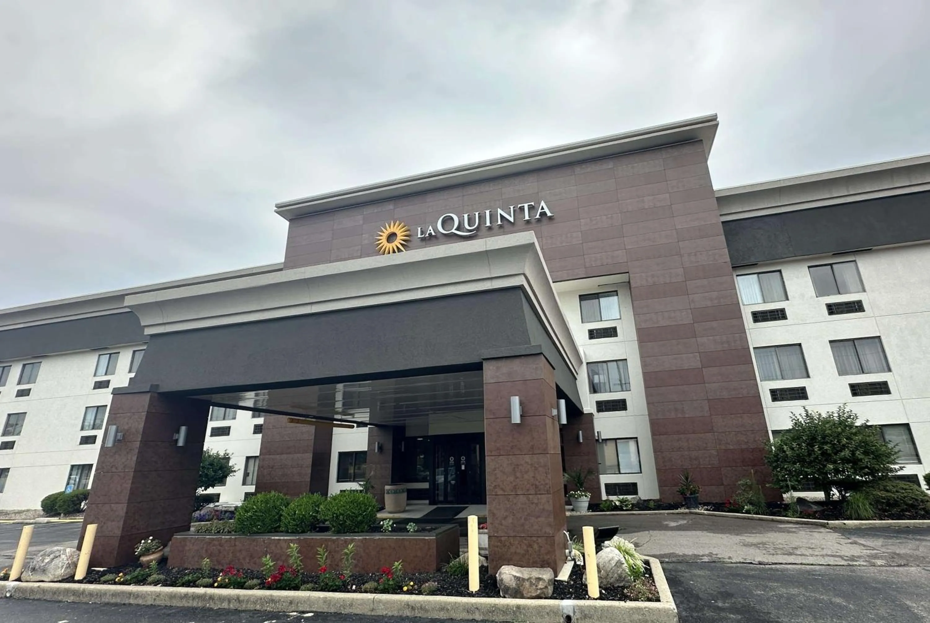 Property building in La Quinta Inn and Suites by Wyndham Cincinnati North
