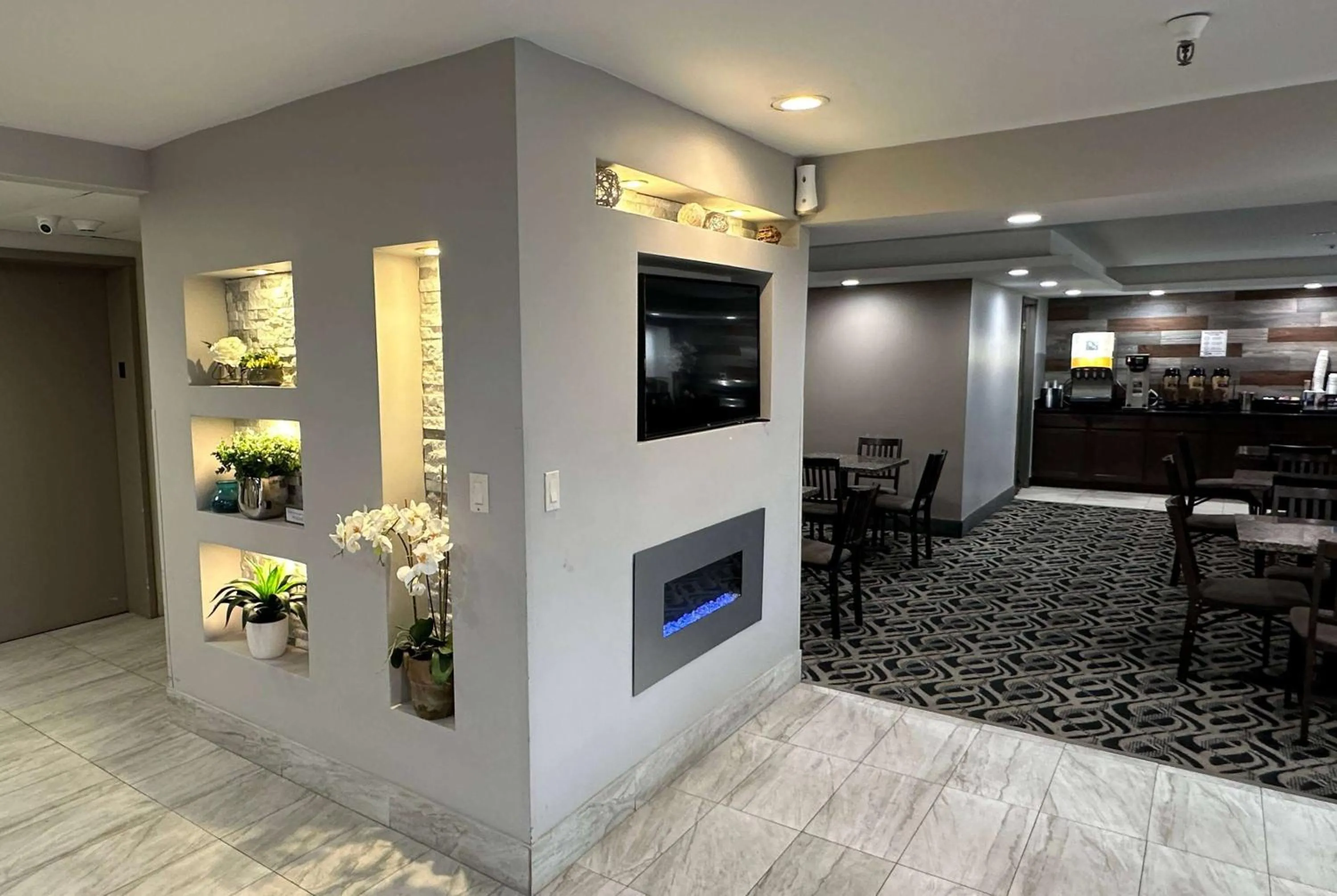 Lobby or reception in La Quinta Inn and Suites by Wyndham Cincinnati North